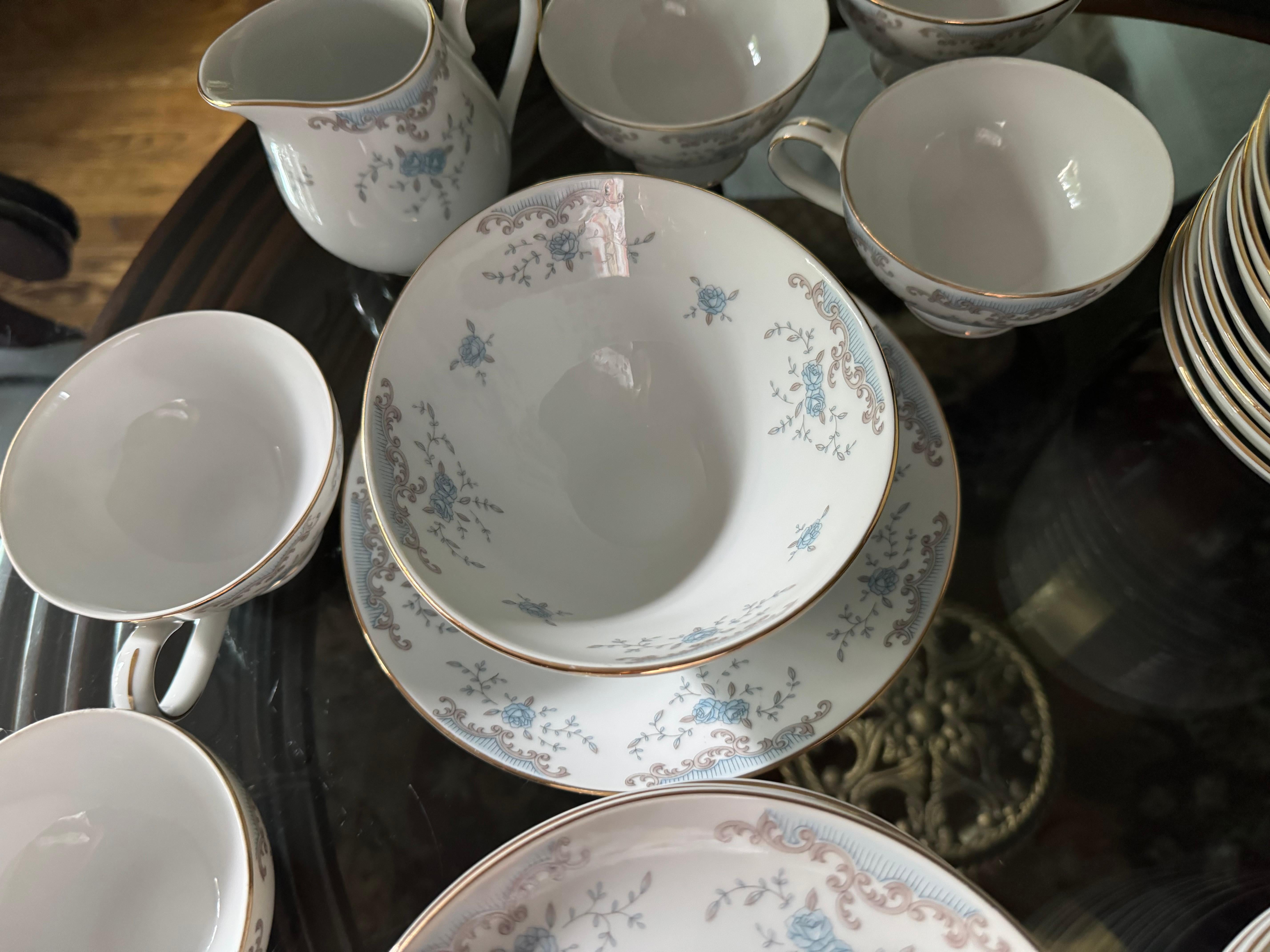 XX secolo Imperil Seville Dinner Chine d'epoca, firmato dall'artista 96 pezzi Set per 12 persone in vendita