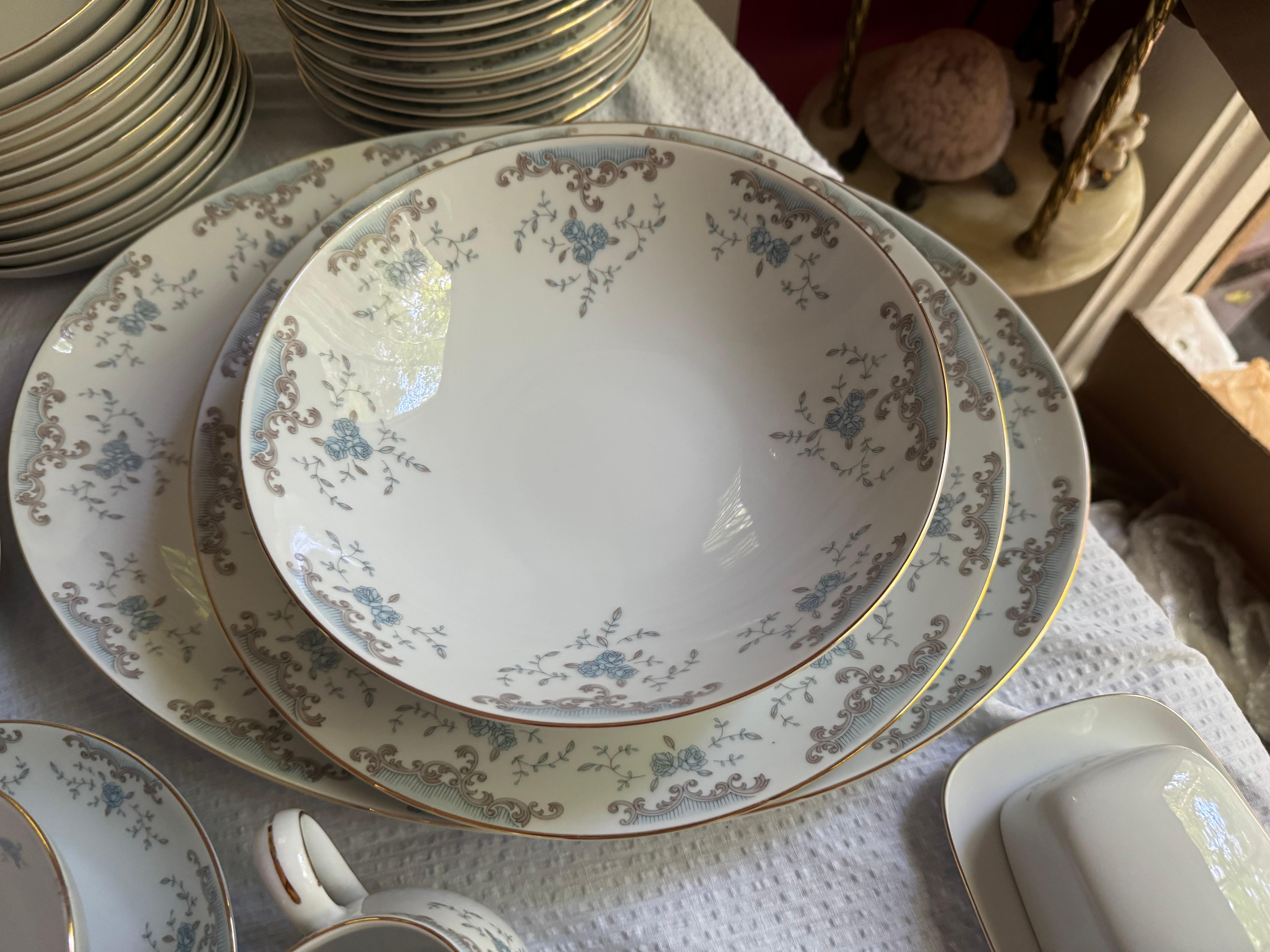 Ceramica Imperil Seville Dinner Chine d'epoca, firmato dall'artista 96 pezzi Set per 12 persone in vendita