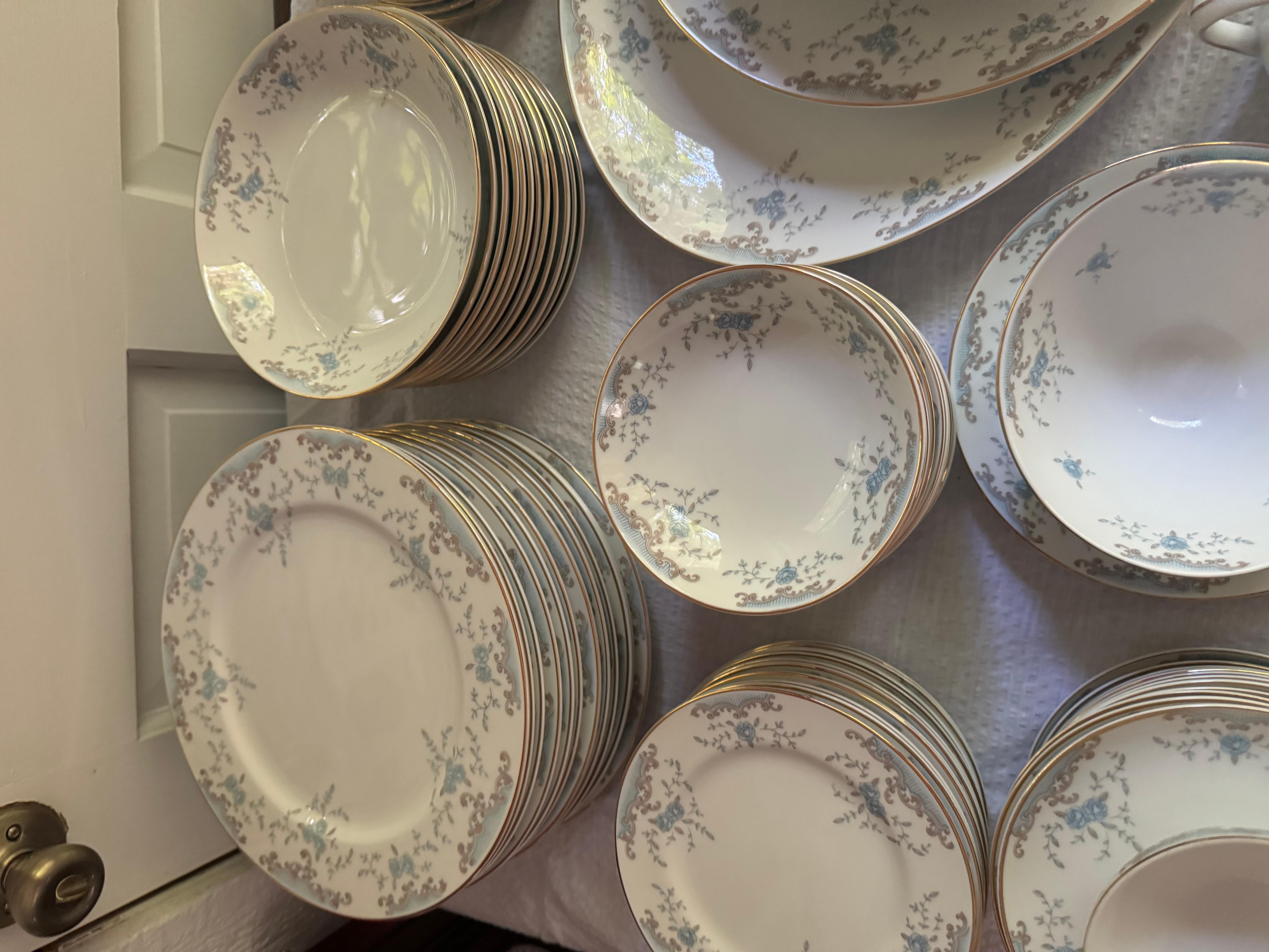 Imperil Seville Dinner Chine d'epoca, firmato dall'artista 96 pezzi Set per 12 persone in vendita 1