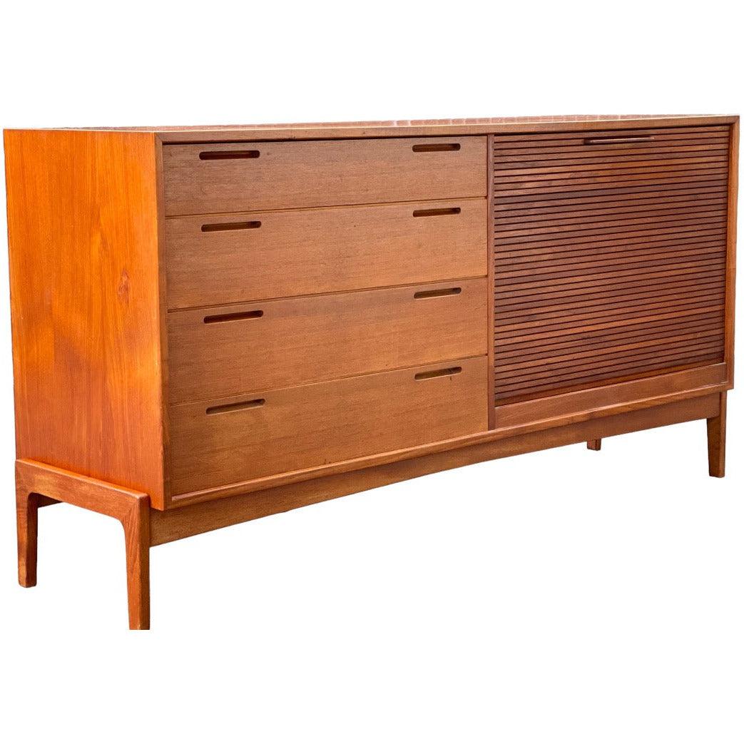 (Sólo disponible mediante compra en línea)
Credenza/buffet de teca danesa moderna importada vintage. Puerta de tambor de William Watting

Dimensiones. 60 ANCH. ; 17 1/2 PROF. ; 31 ALT.
