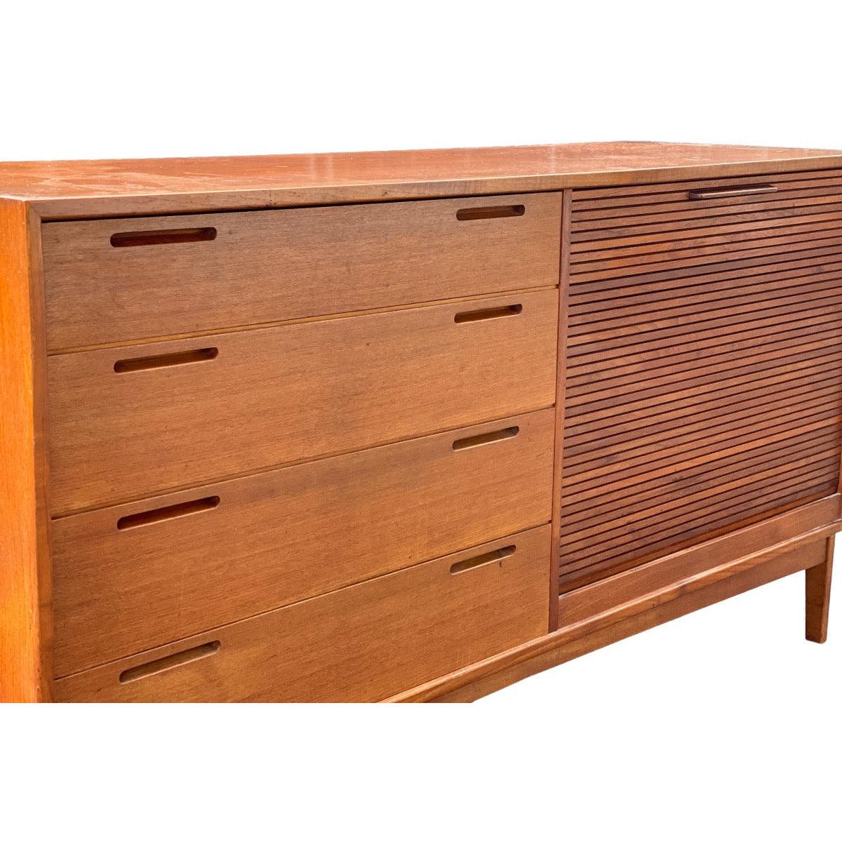 Credenza/bufé de teca con puerta de pandereta de William Watt, vintage importado de Dinamarca moderna Moderno de mediados de siglo en venta