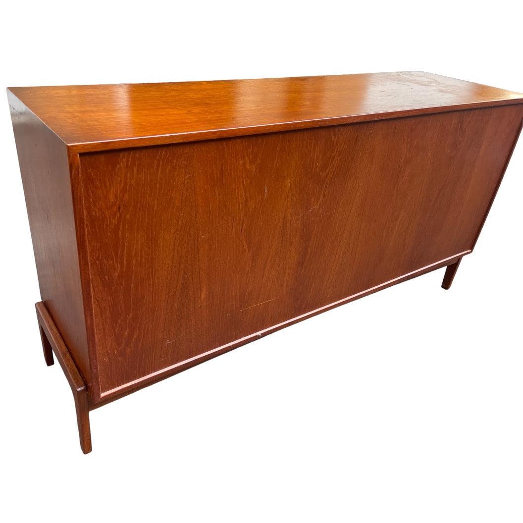Credenza/bufé de teca con puerta de pandereta de William Watt, vintage importado de Dinamarca moderna en Bueno estado para la venta en Seattle, WA