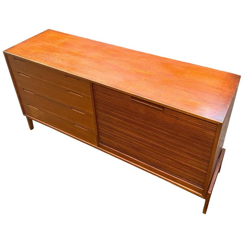 Credenza/bufé de teca con puerta de pandereta de William Watt, vintage importado de Dinamarca moderna Teca en venta