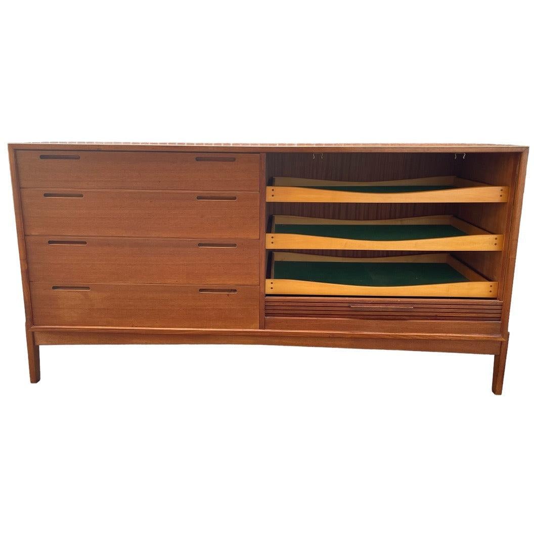 Credenza/bufé de teca con puerta de pandereta de William Watt, vintage importado de Dinamarca moderna en venta 1