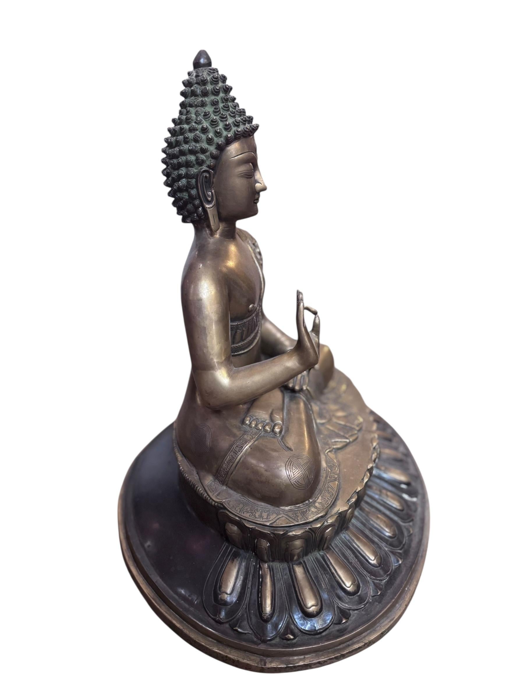 Vintage importiert tibetischen Zen-Tempel Messing Schutz Buddha-Statue

Dieser schöne, detailreiche tibetische Buddha aus vergoldetem Messing wurde auf einer privaten Nachlassauktion eines asiatischen Antiquitätensammlers erworben. Das Stück ist in