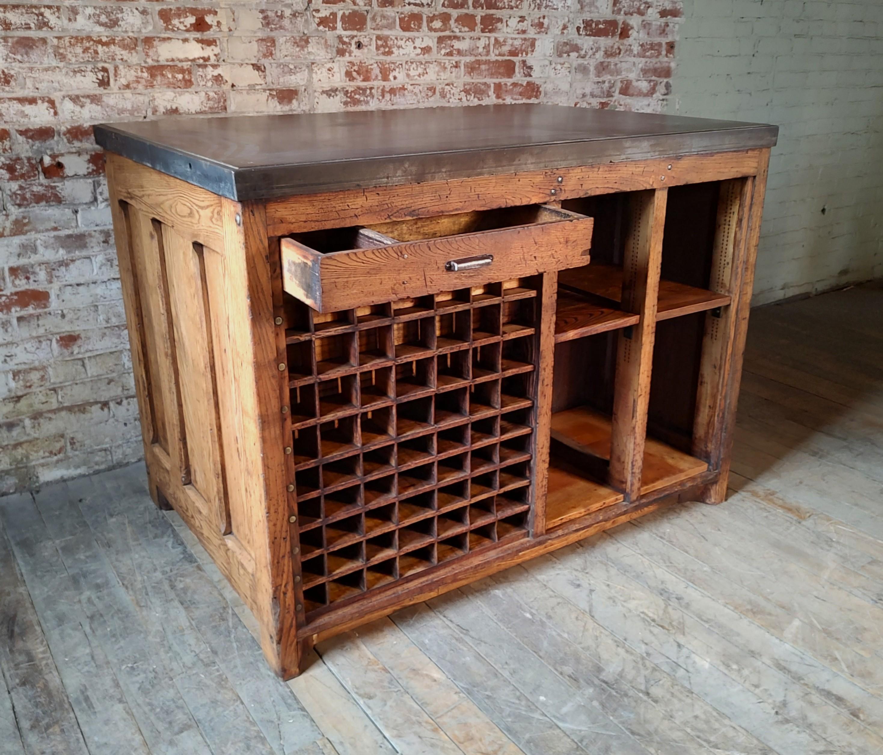 Imponente Mesa e Isla de Cocina Vintage con Encimera de Acero en venta 5