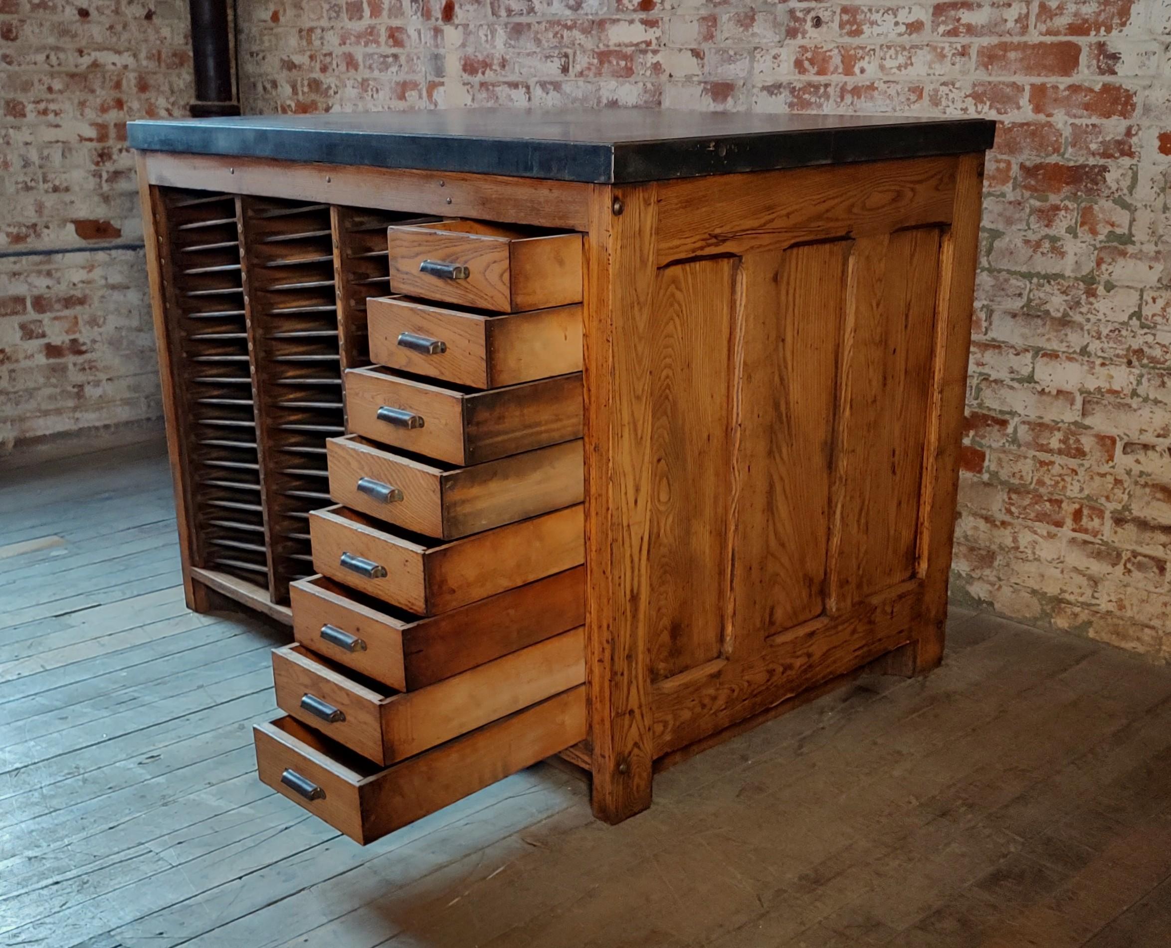 Imponente Mesa e Isla de Cocina Vintage con Encimera de Acero en venta 6