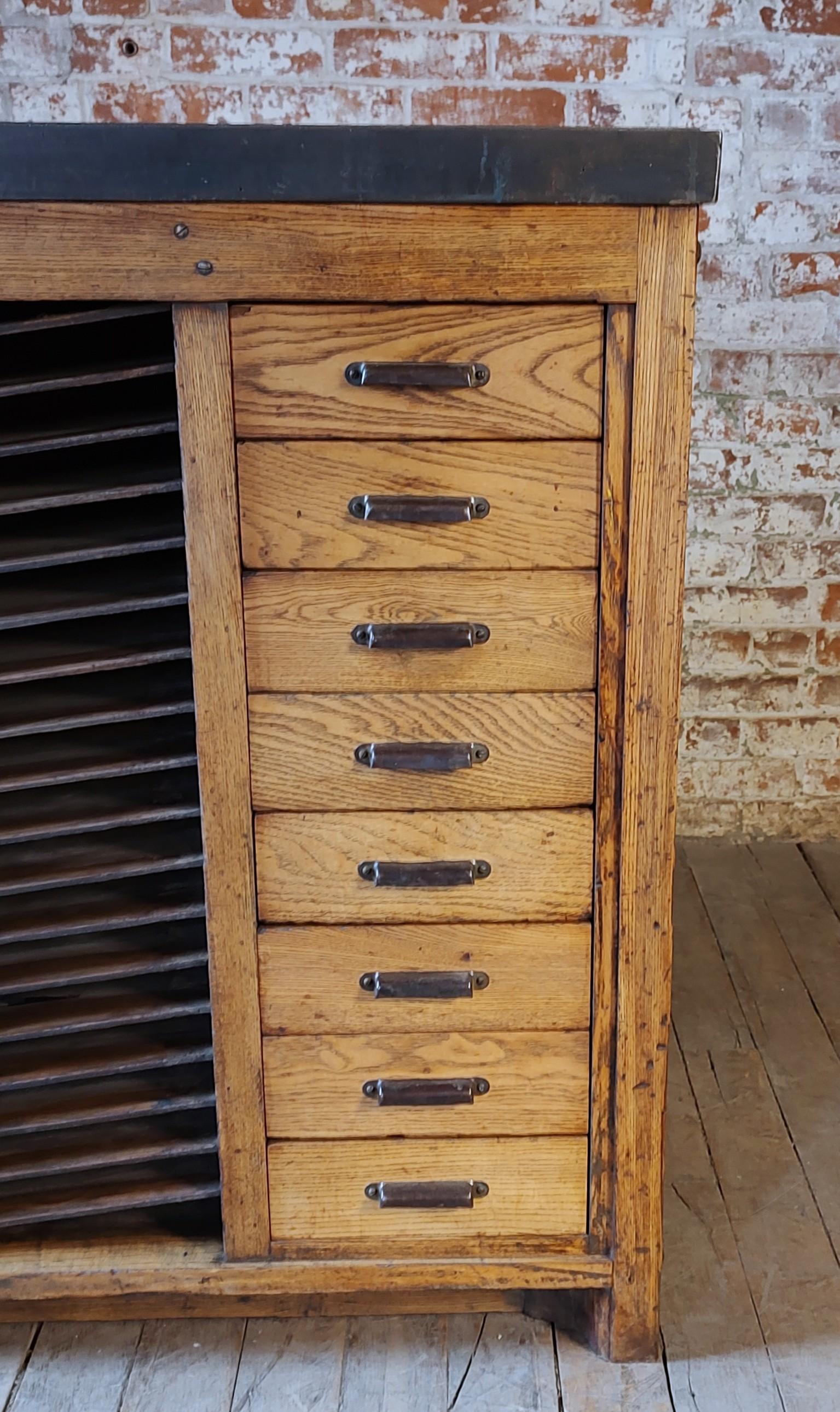 Imponente Mesa e Isla de Cocina Vintage con Encimera de Acero en venta 7