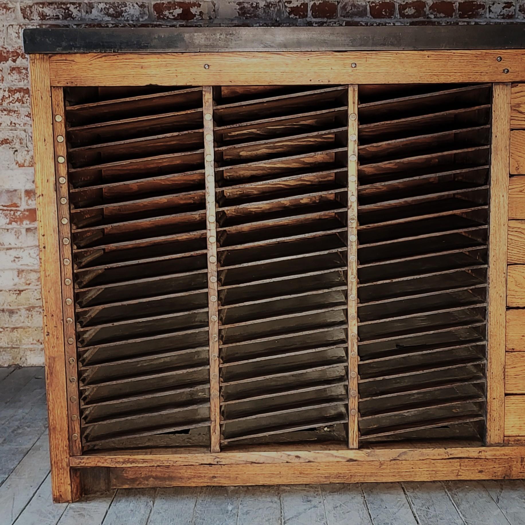 Imponente Mesa e Isla de Cocina Vintage con Encimera de Acero en venta 8