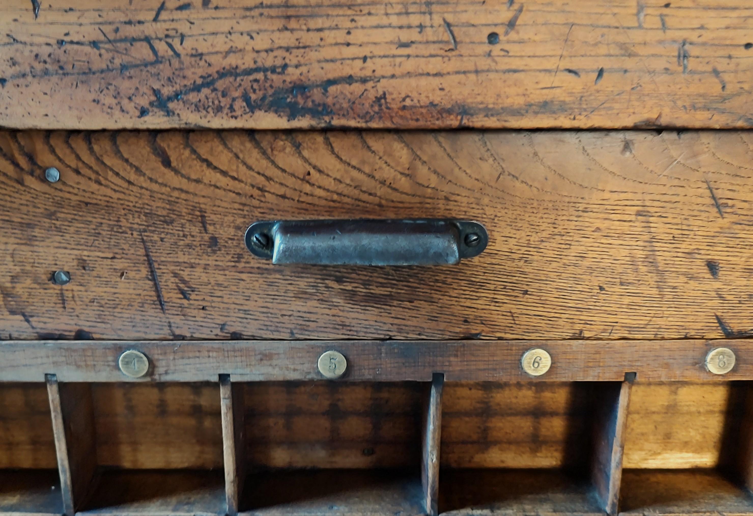 Imponente Mesa e Isla de Cocina Vintage con Encimera de Acero en venta 10