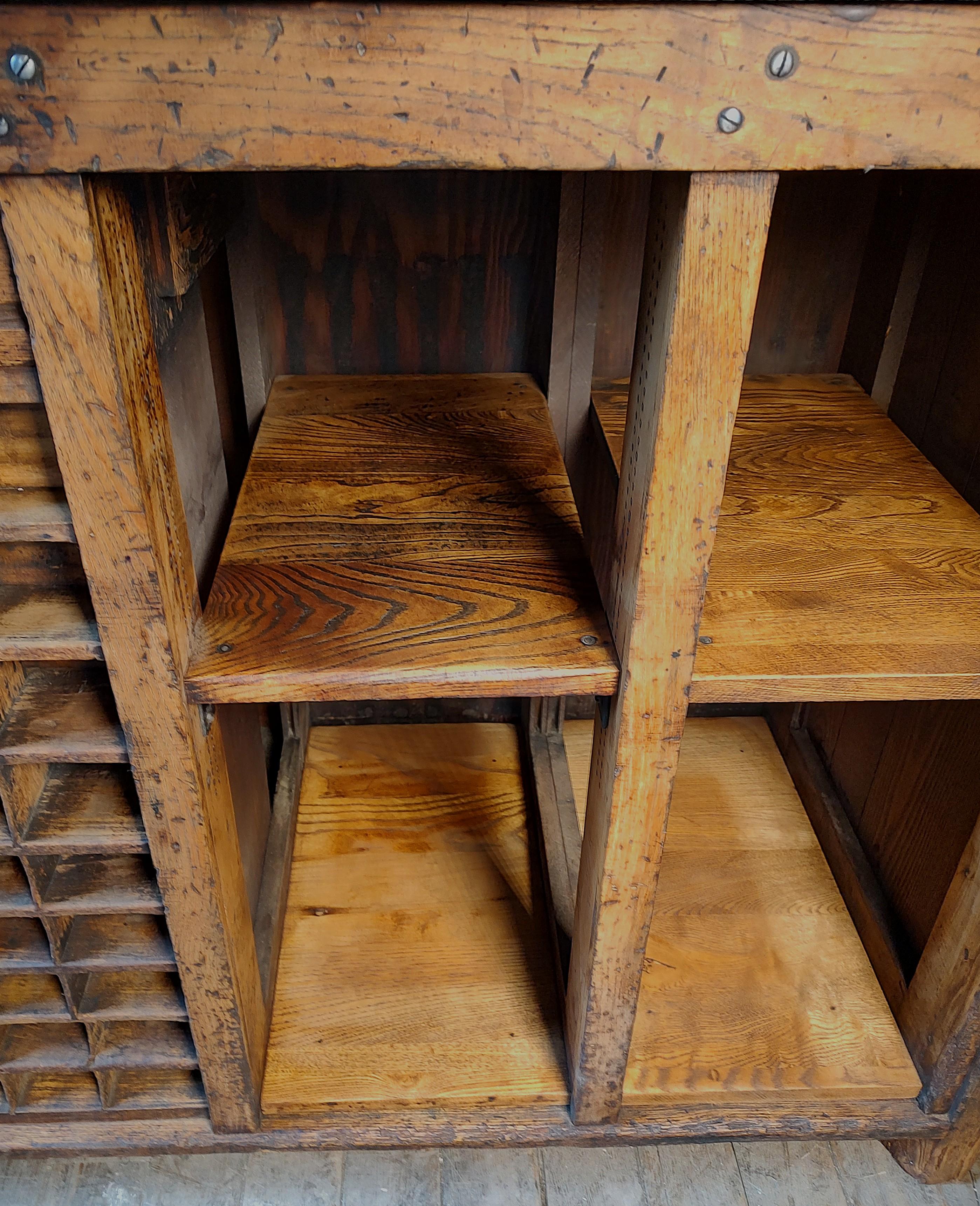 Imponente Mesa e Isla de Cocina Vintage con Encimera de Acero en venta 11