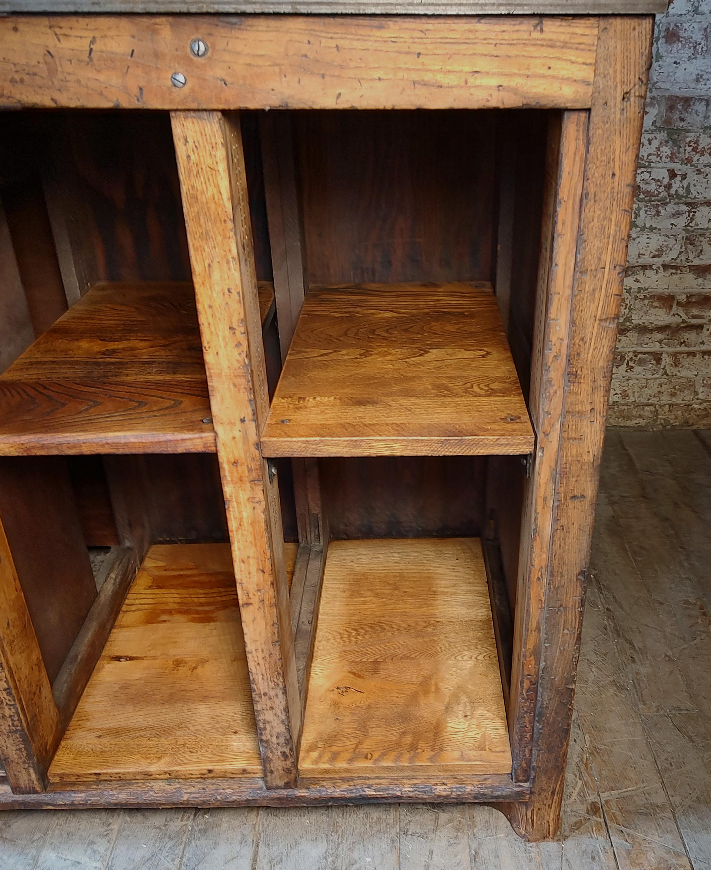 Imponente Mesa e Isla de Cocina Vintage con Encimera de Acero en venta 12