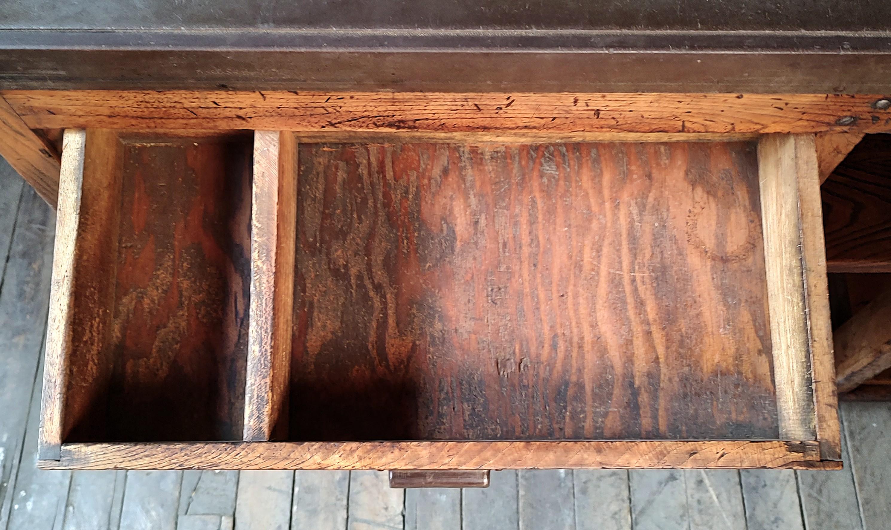 Imponente Mesa e Isla de Cocina Vintage con Encimera de Acero en venta 13