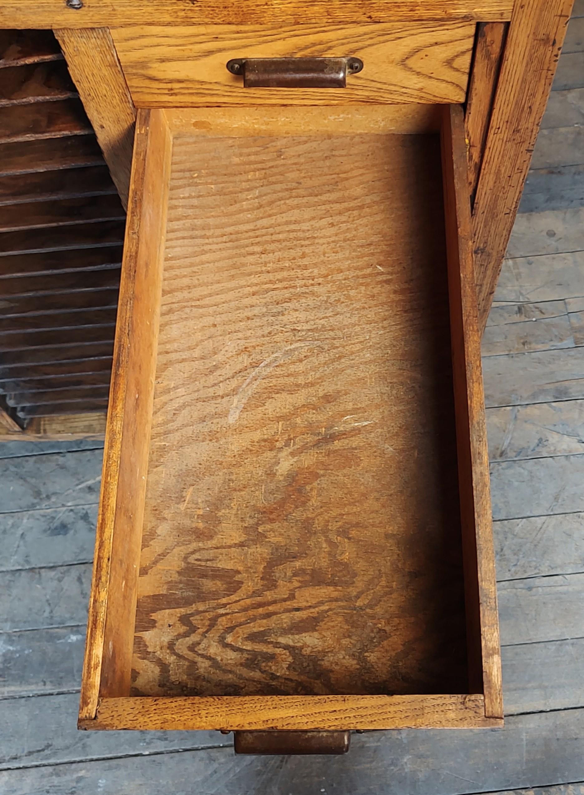 Imponente Mesa e Isla de Cocina Vintage con Encimera de Acero en venta 14