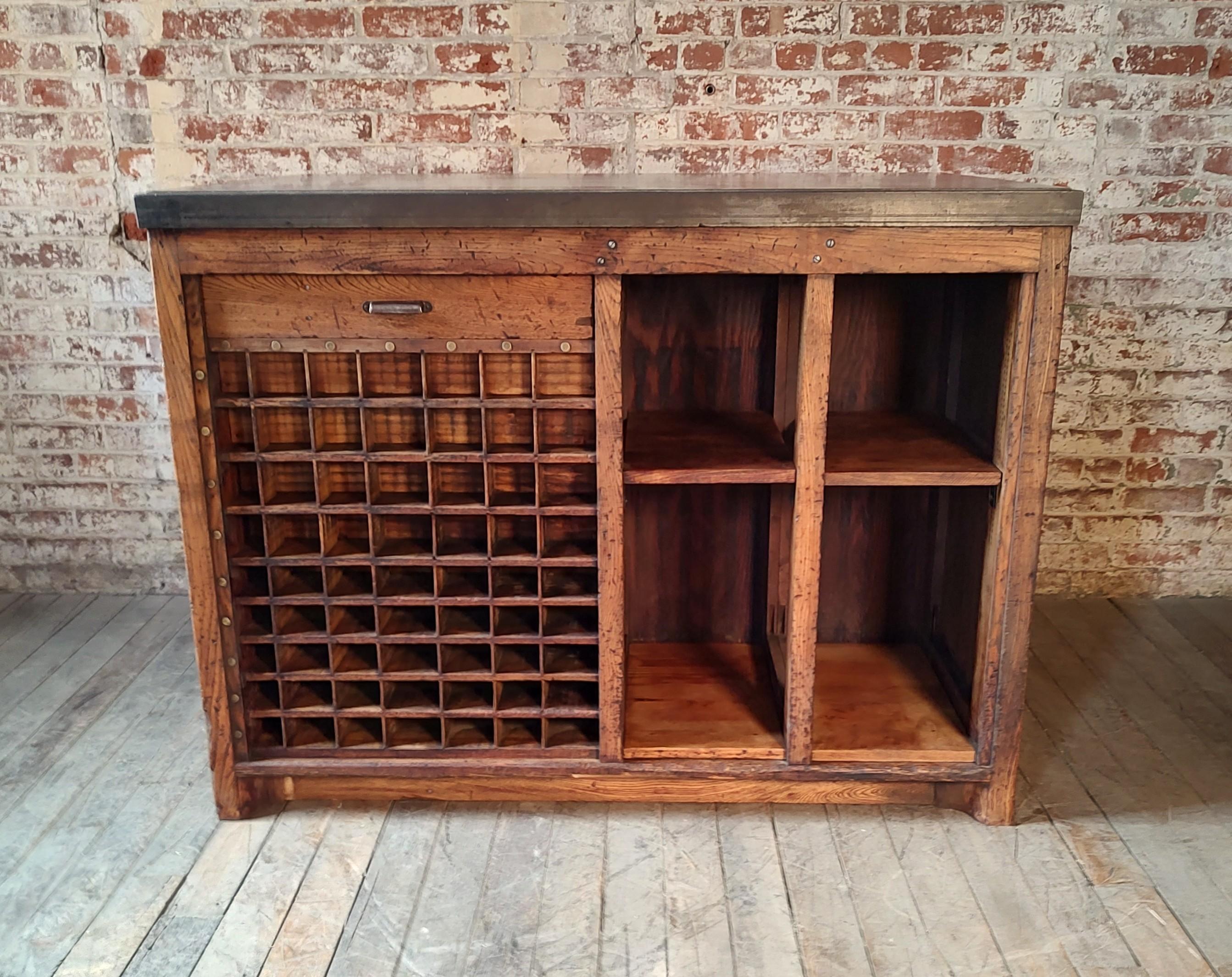 Imponente Mesa e Isla de Cocina Vintage con Encimera de Acero Estadounidense en venta