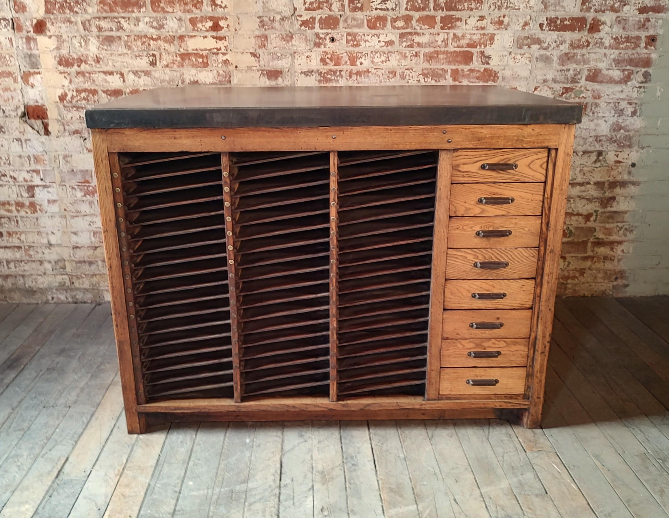 Imponente Mesa e Isla de Cocina Vintage con Encimera de Acero en Bueno estado para la venta en Oakville, CT