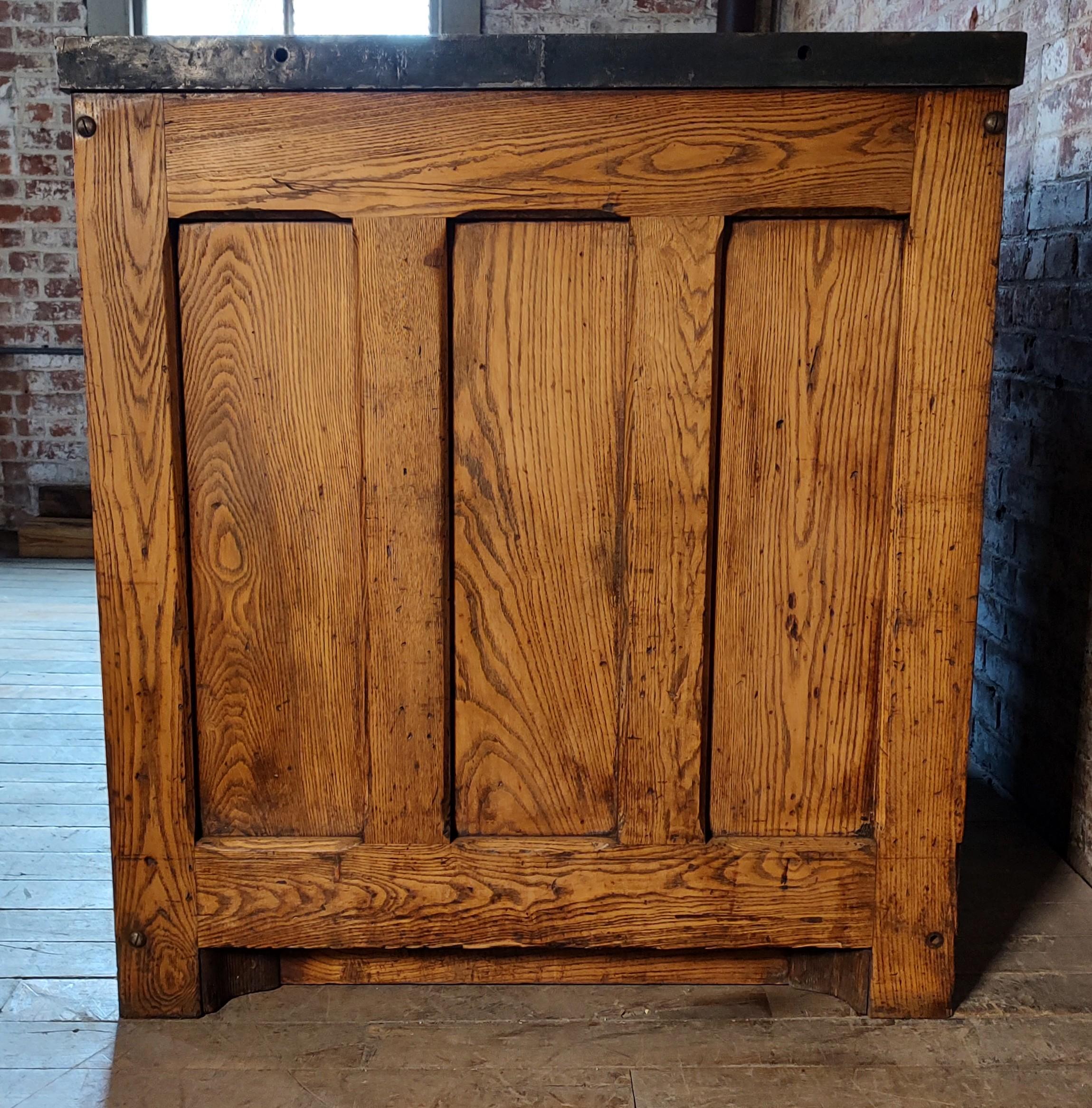 Imponente Mesa e Isla de Cocina Vintage con Encimera de Acero en venta 1