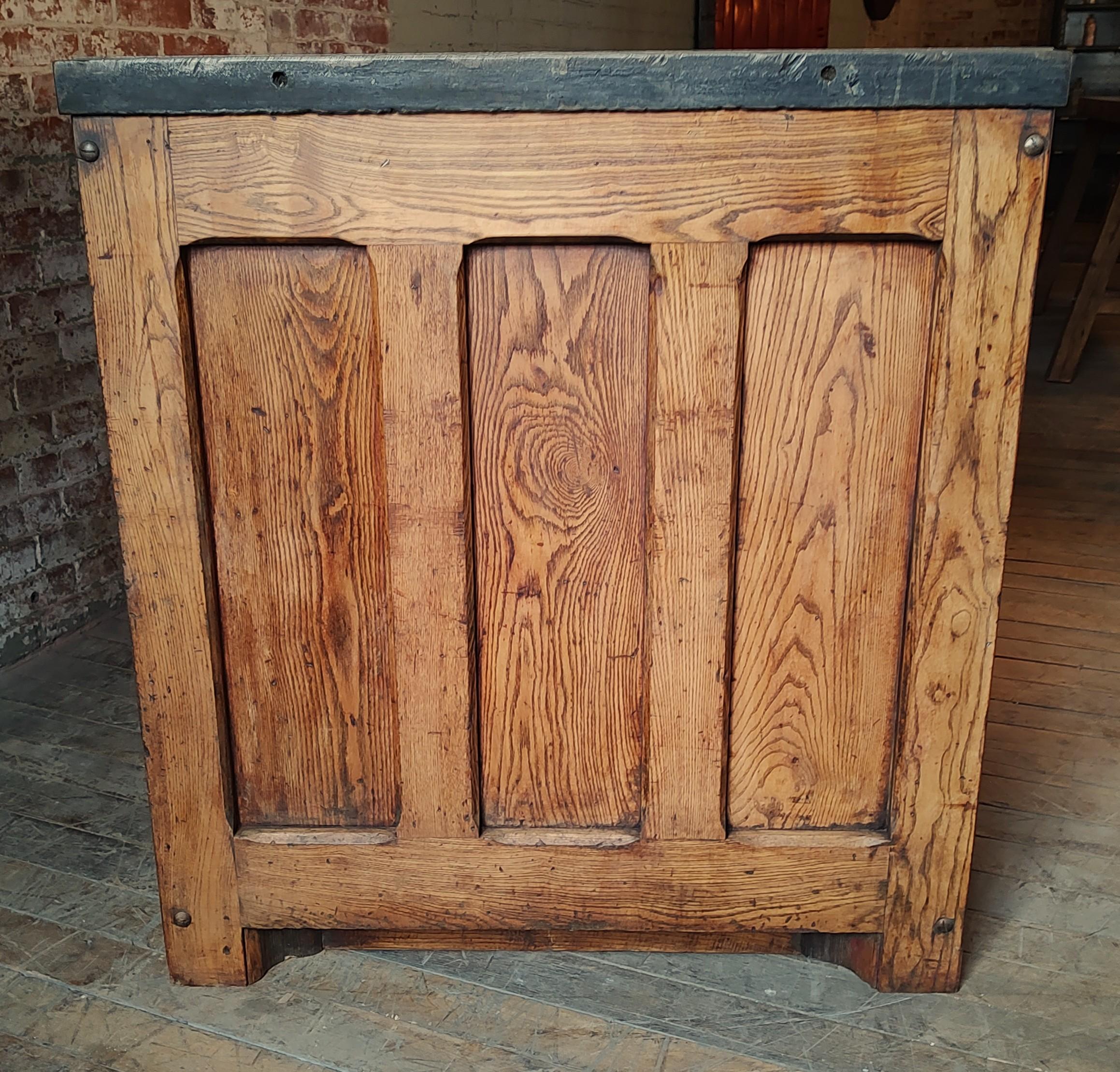 Imponente Mesa e Isla de Cocina Vintage con Encimera de Acero en venta 2