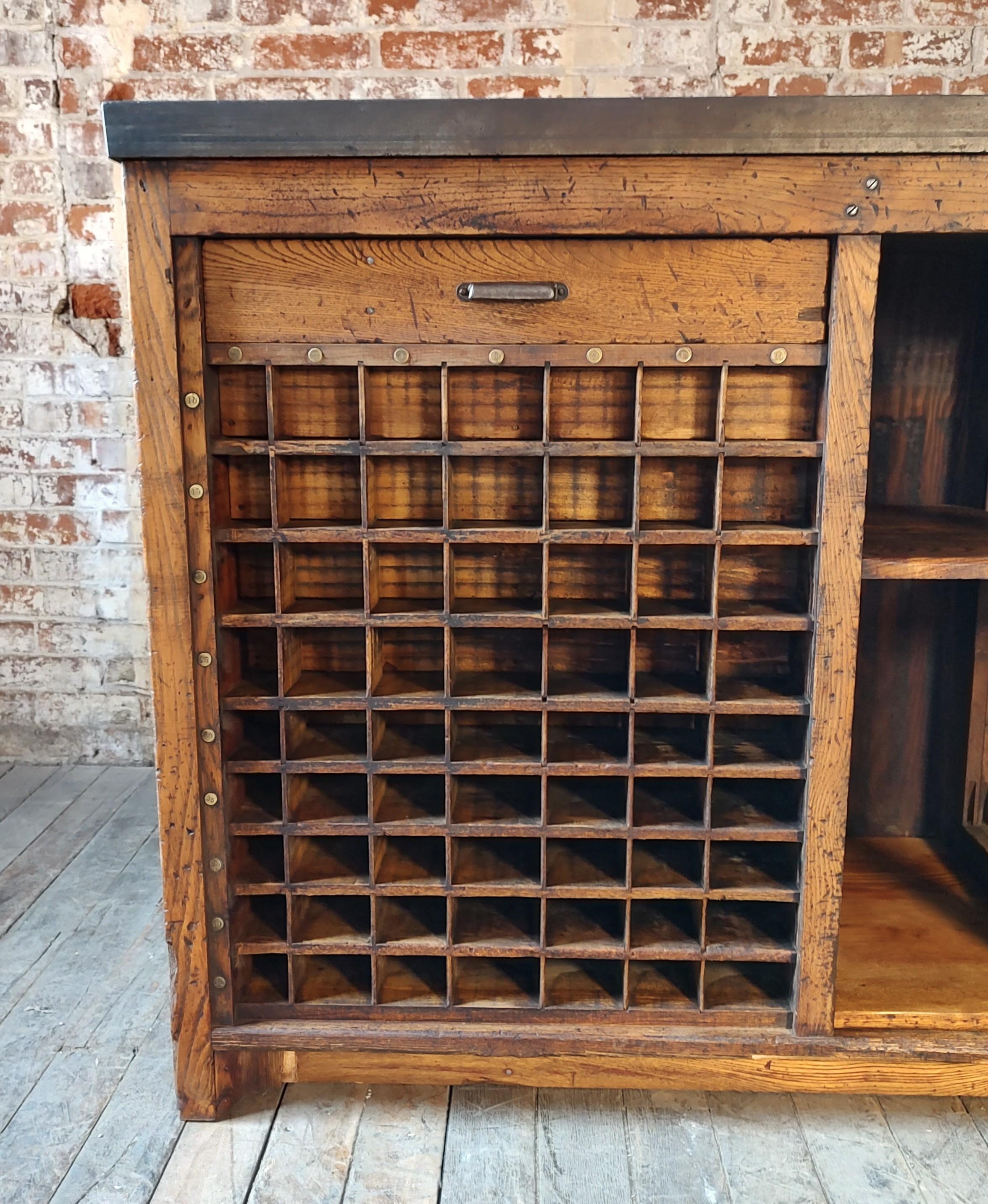 Imponente Mesa e Isla de Cocina Vintage con Encimera de Acero en venta 3