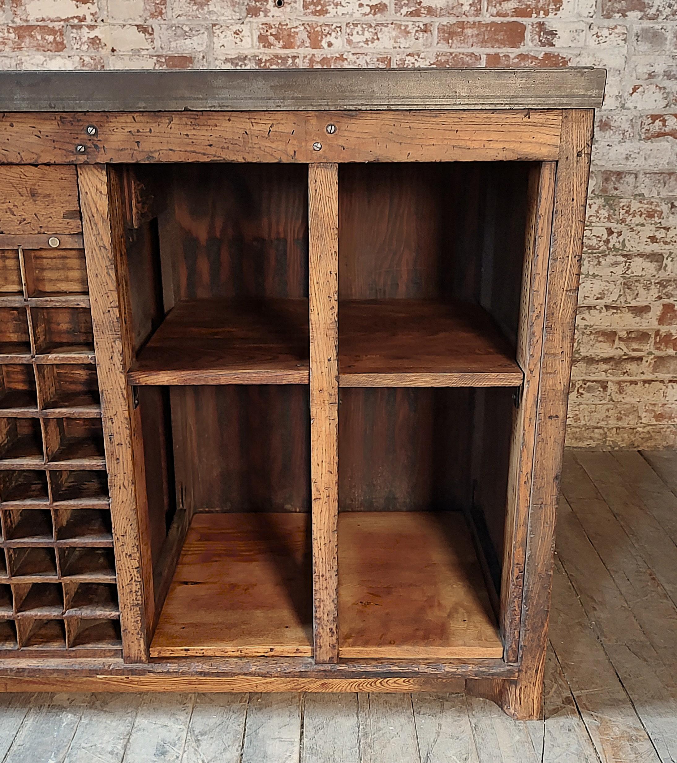 Imponente Mesa e Isla de Cocina Vintage con Encimera de Acero en venta 4