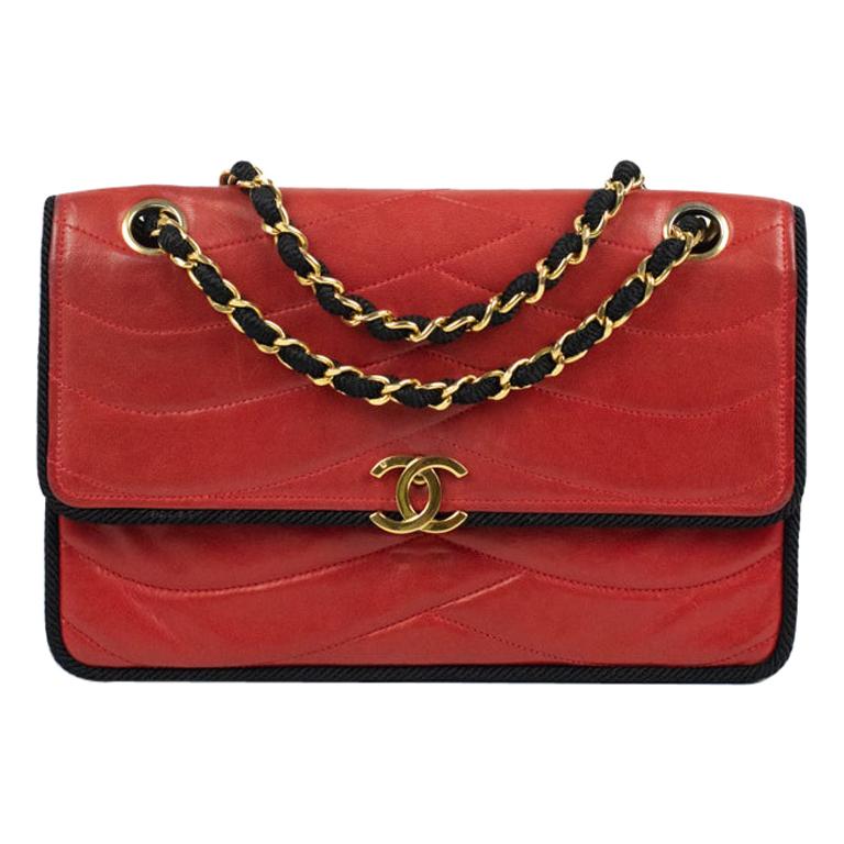 In rotem Leder gefertigt im Angebot