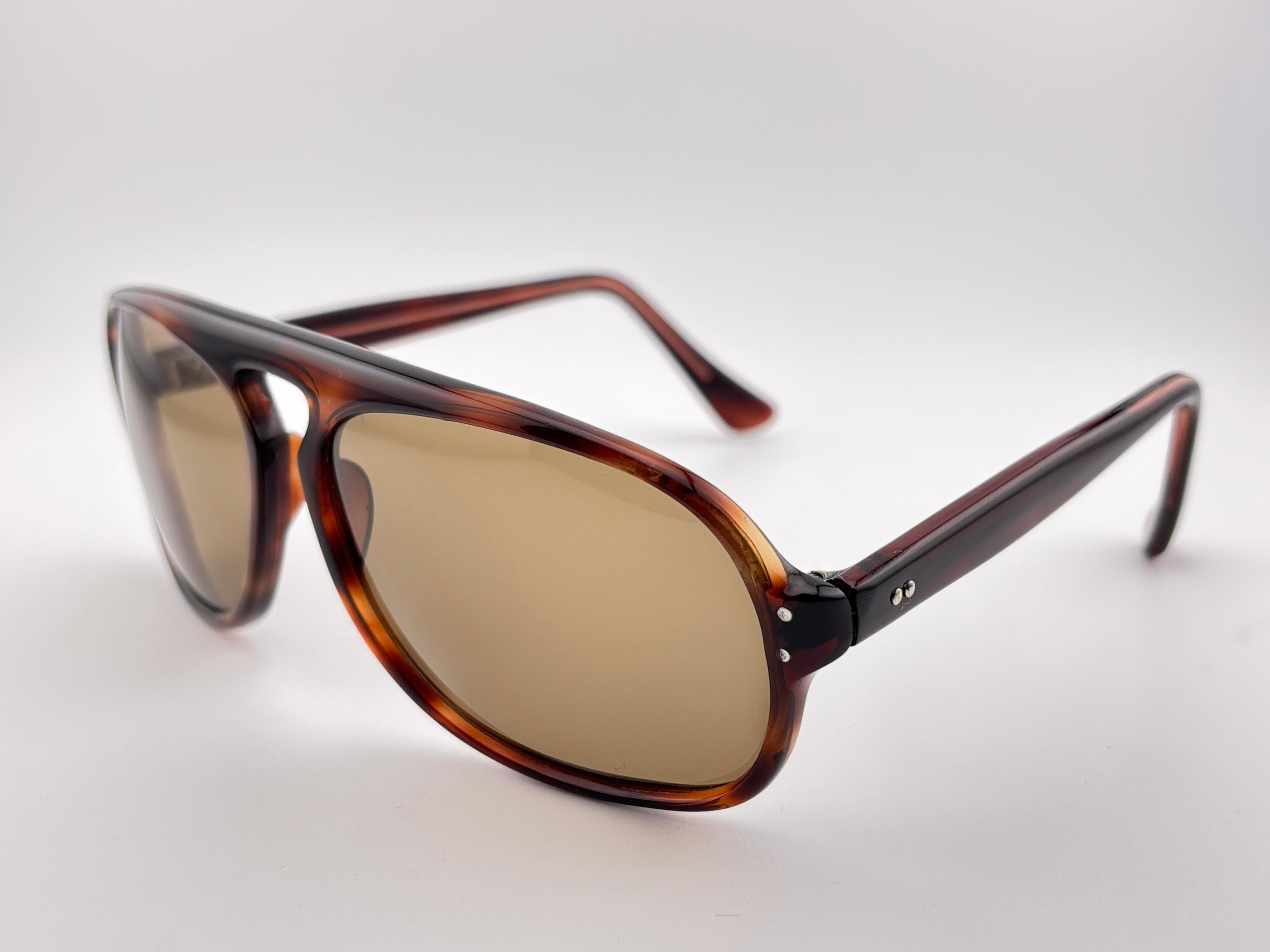 Vintage By im Stil von  Pierre Cardin Michael Caine Dunkelbraun 1960 Sonnenbrille (Beige) im Angebot