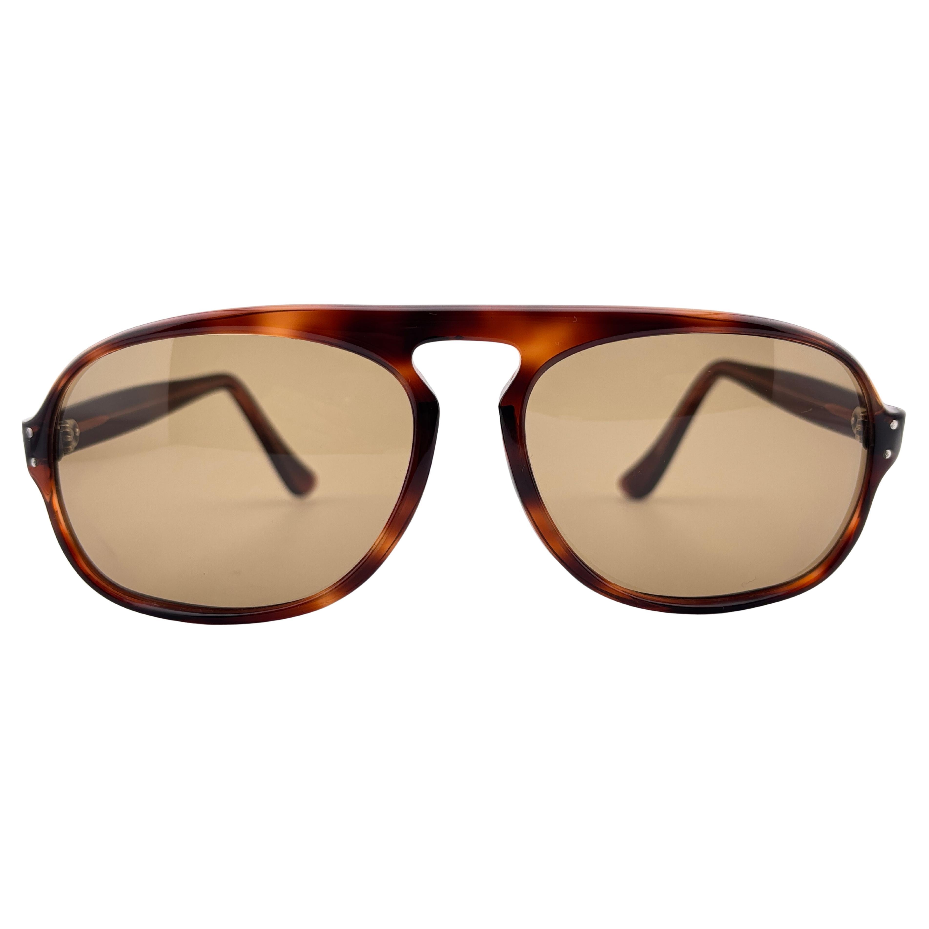 Vintage dans le style de Lunettes de soleil Pierre Cardin Michael Caines 1960 marron foncé