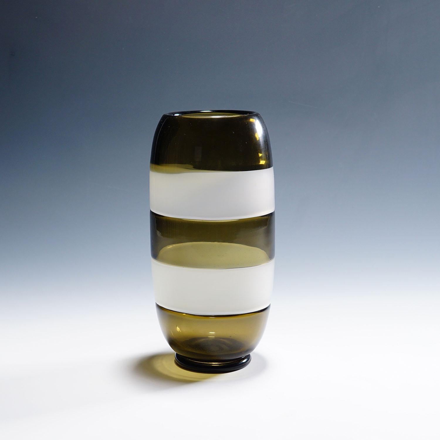 Vintage-Vase „Incalmo“ von Vetreria Archimede Seguso, 1972

Vintage-Vase aus venezianischem Kunstglas, hergestellt von Vetreria Archimede Seguso im Jahr 1972. Klares Glas mit rauchgrauem Unterfang. Zwei Bänder aus weißem Alabastro-Glas, horizontal