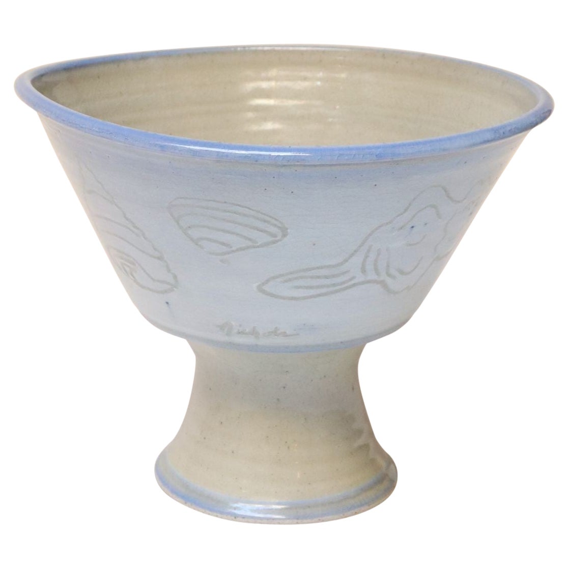 Vaso di composta inciso d
epoca in Studio Pottery con motivo di conchiglie di Deanna Nichols in vendita