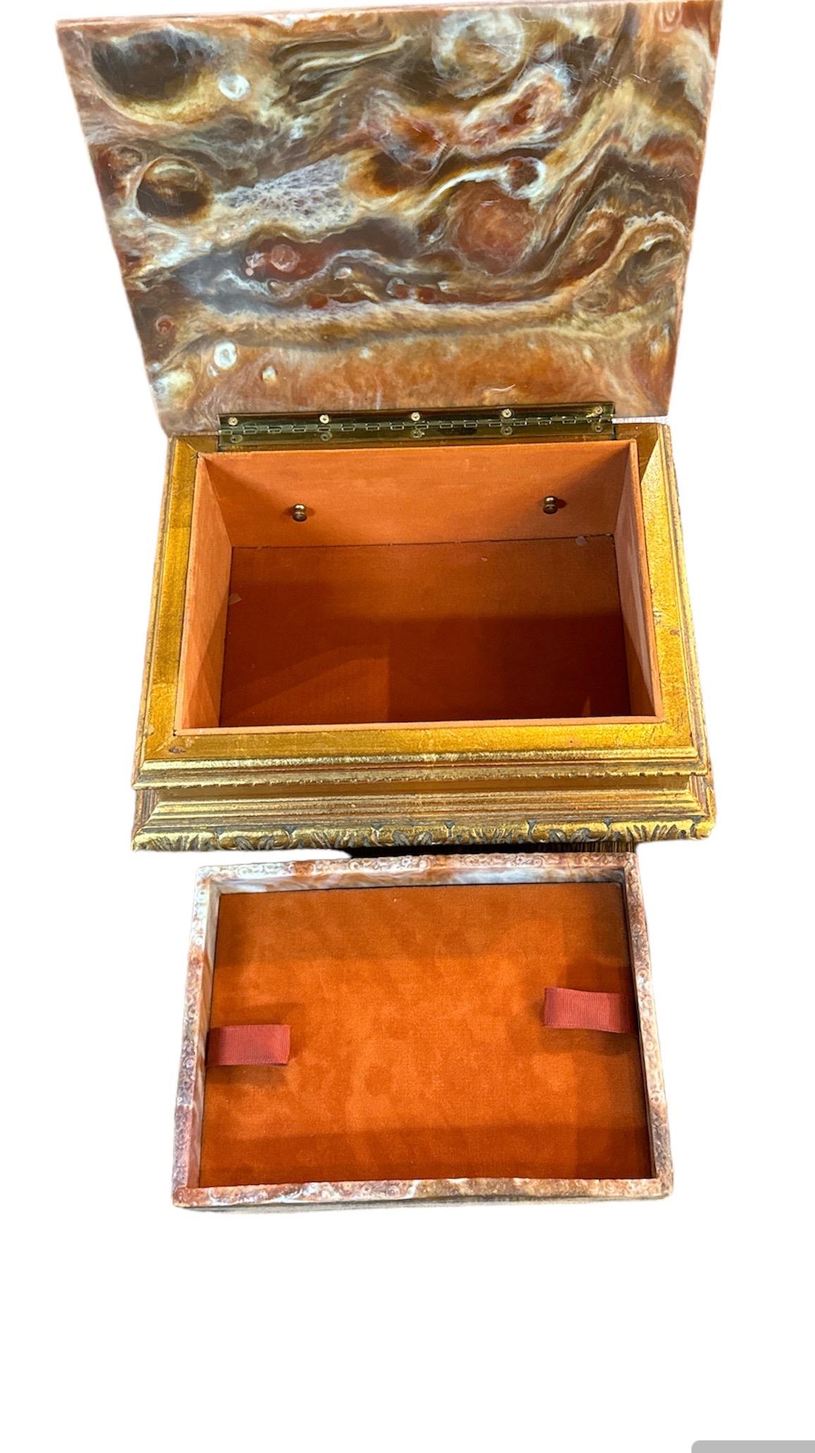 Vintage Incolay Stone Italian Jewelry Box - Womderful Design Holzkiste mit einer großen Mischung aus Farbe und Stil. Auf der Vorderseite sind vier Personen abgebildet, die auf einem Baumstamm oder einem Boot zu stehen scheinen. Alle sind in die