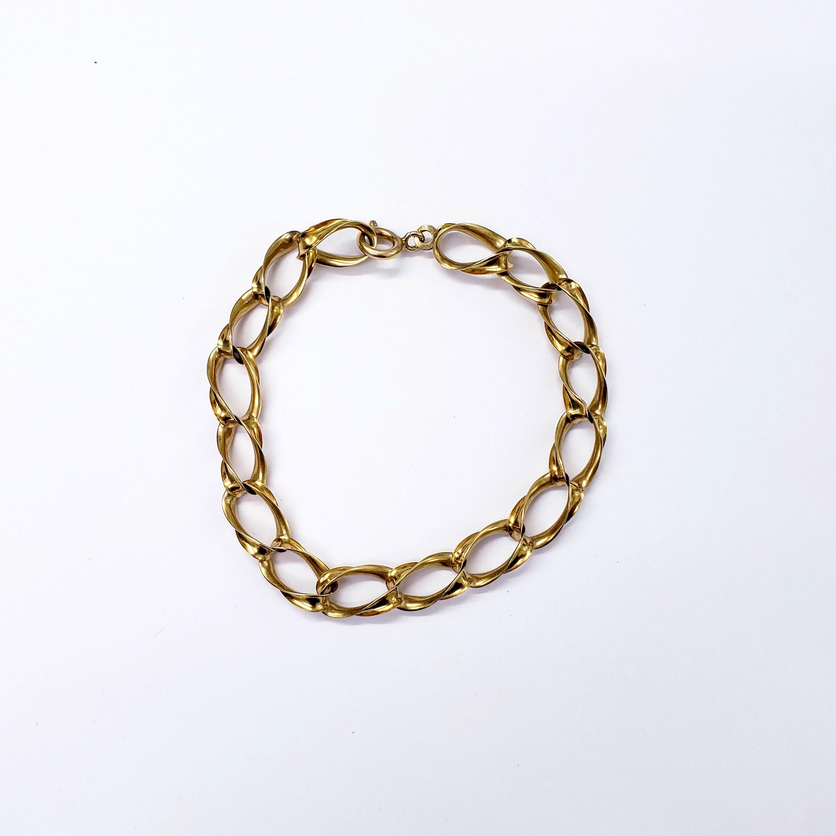 Famous designer Indaerre has done it again with this simple yet luxurious bracelet in 18k solid yellow gold kept in excellent condition.