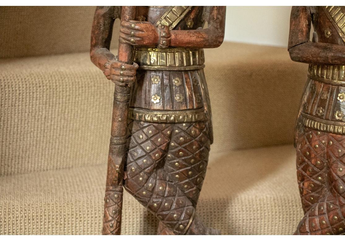 Indien Statues indiennes vintage en bois de Chowkidar sculptées et dorées à la main en vente