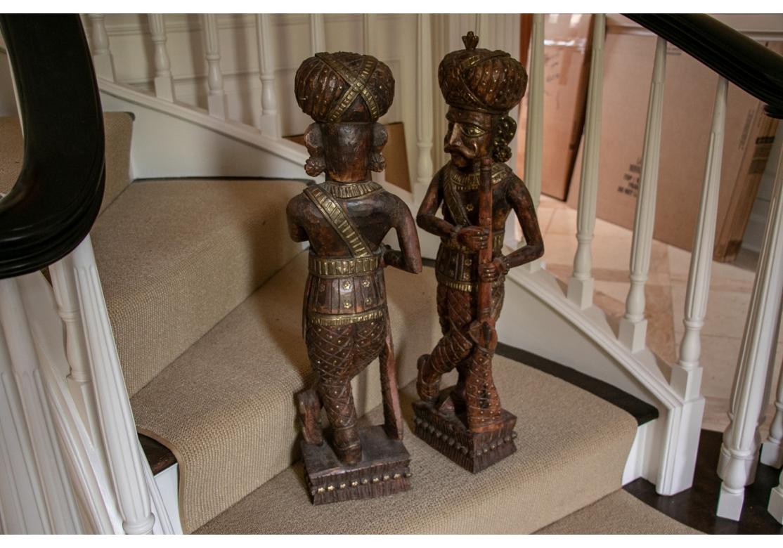 Statues indiennes vintage en bois de Chowkidar sculptées et dorées à la main en vente 1