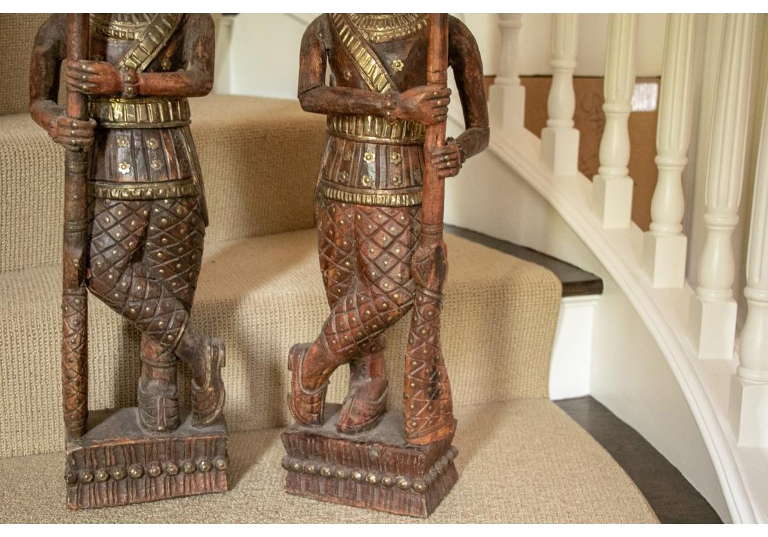 Statues indiennes vintage en bois de Chowkidar sculptées et dorées à la main en vente 2