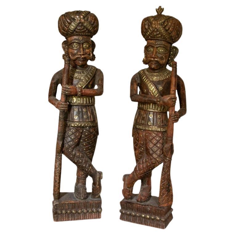 Statues indiennes vintage en bois de Chowkidar sculptées et dorées à la main en vente