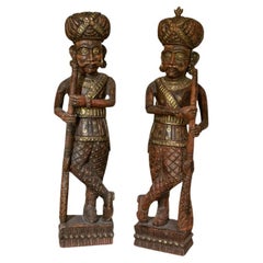 Statues indiennes vintage en bois de Chowkidar sculptées et dorées à la main