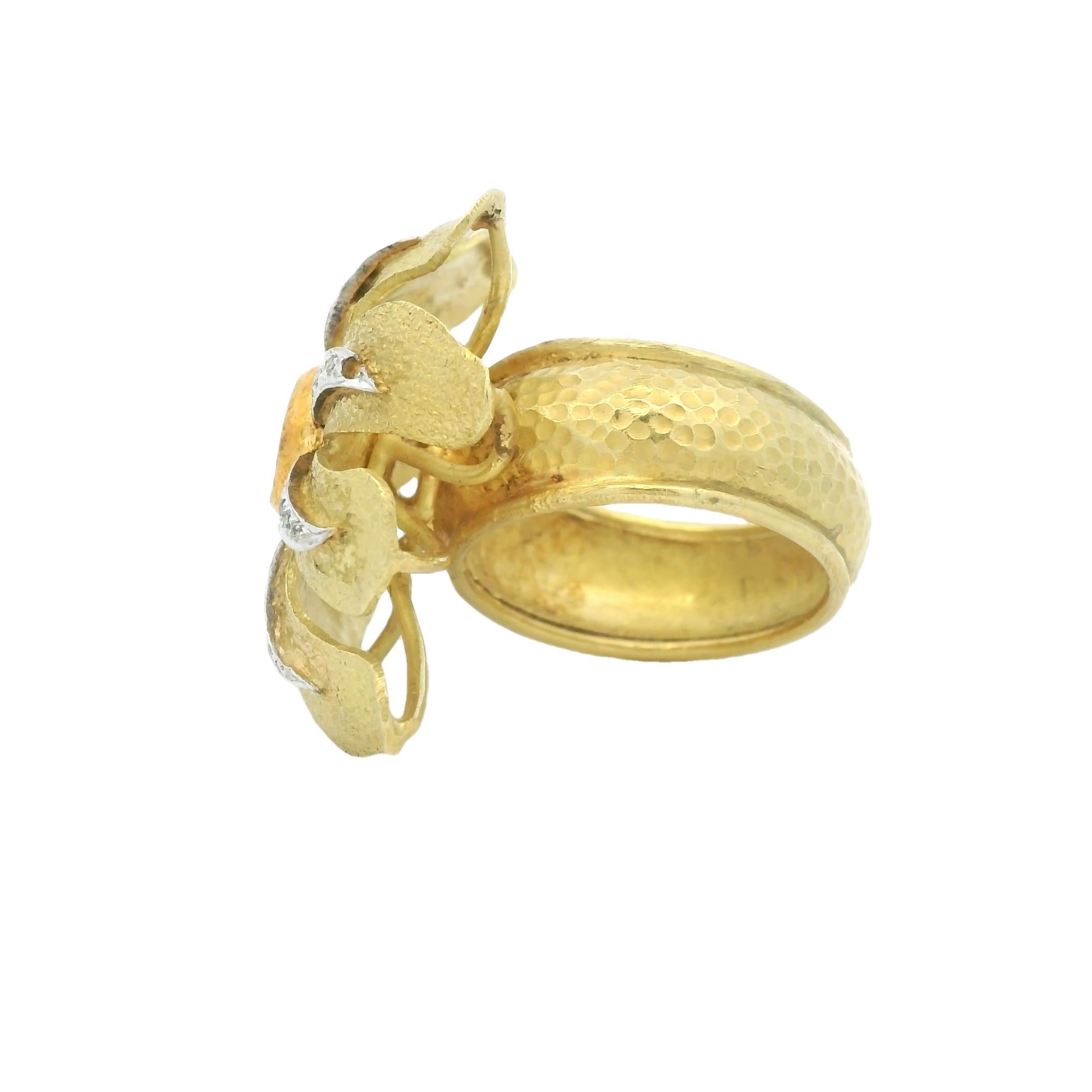 Dieser kühne, florale Cocktailring aus 18 Karat gebürstetem Gelbgold ist ein atemberaubendes Vintage-Stück, das die Wärme und die handwerkliche Textur feiner indischer Goldschmiedekunst zur Geltung bringt. Das dramatische, skulpturale Blumendesign