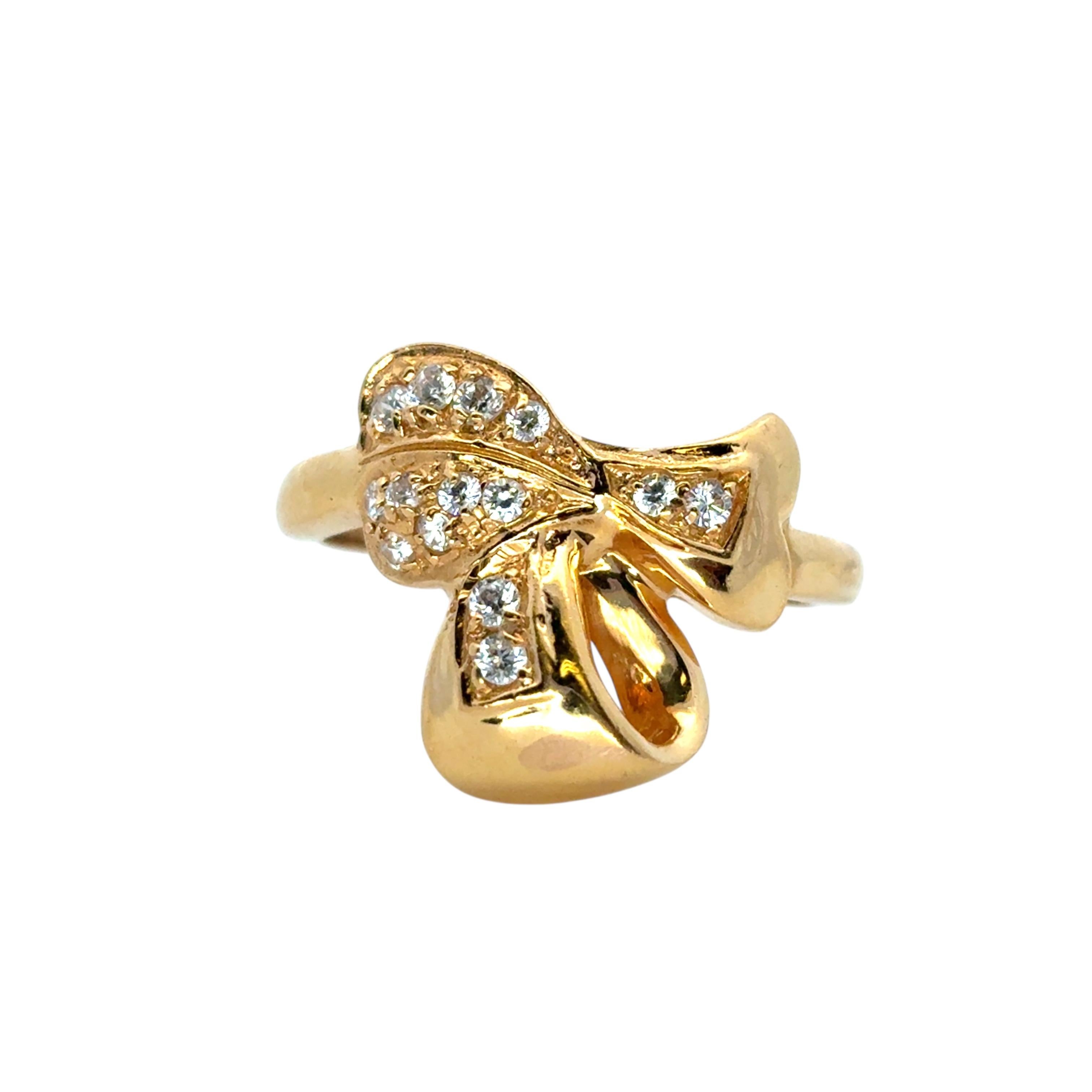 Bague cœur vintage en or jaune 22 carats avec diamants 0,21 carat

Cette bague Vintage 22k Yellow Gold 0.21ctw Diamond Heart Ribbon Ring est en excellent état et prête à être expédiée !

Elegante et significative, cette bague magnifiquement
