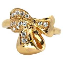 Anello vintage in oro giallo 22k con cuore a nastro e diamanti da 0,21 carati
