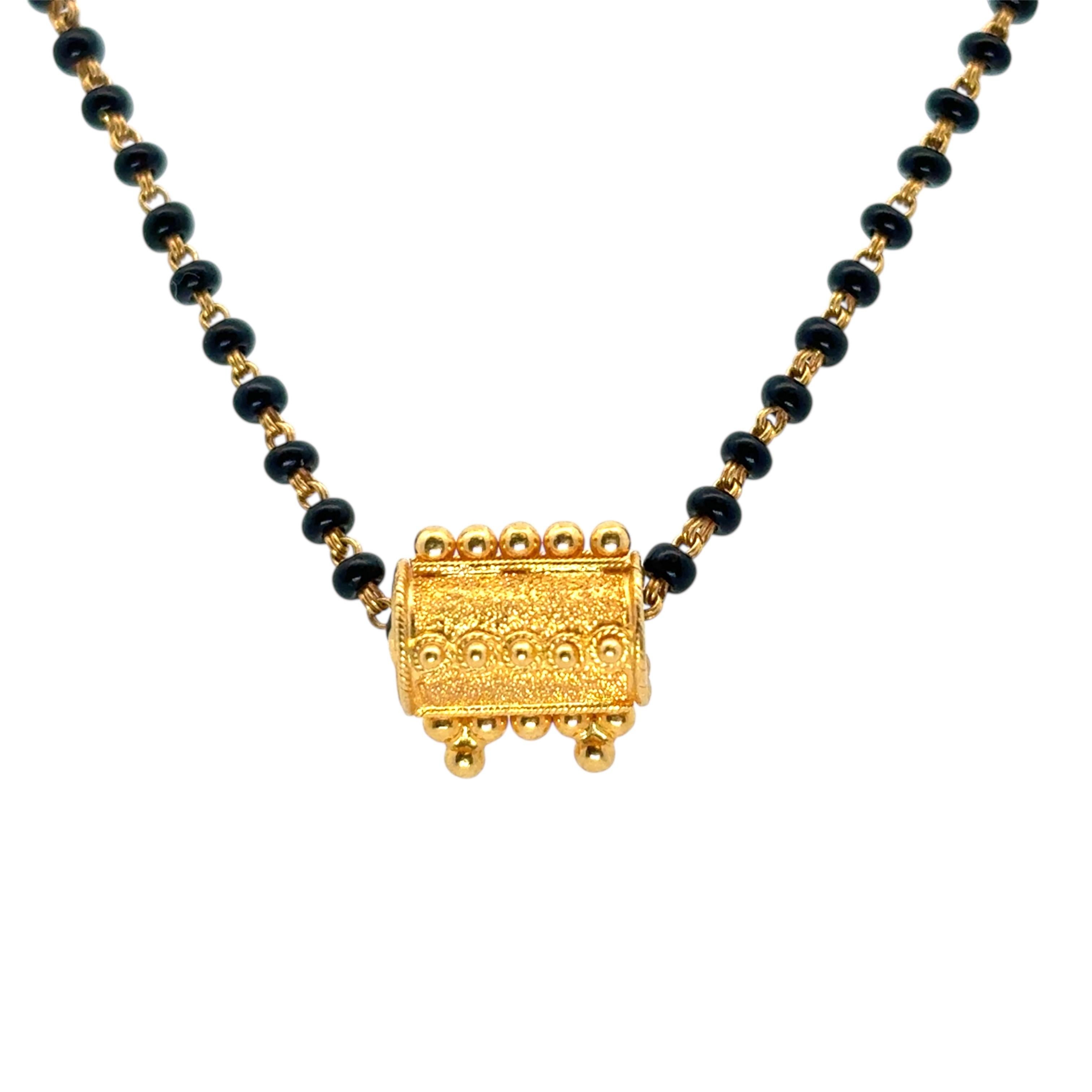 Indische 22 Karat Gelbgold Halskette mit abnehmbarem goldenem Anhänger, schwarze Perle und abnehmbarem Anhänger

Diese Vintage Indian 22k Gelbgold schwarze Perle und beweglichen Gold Anhänger Halskette ist in ausgezeichnetem Zustand und bereit zu