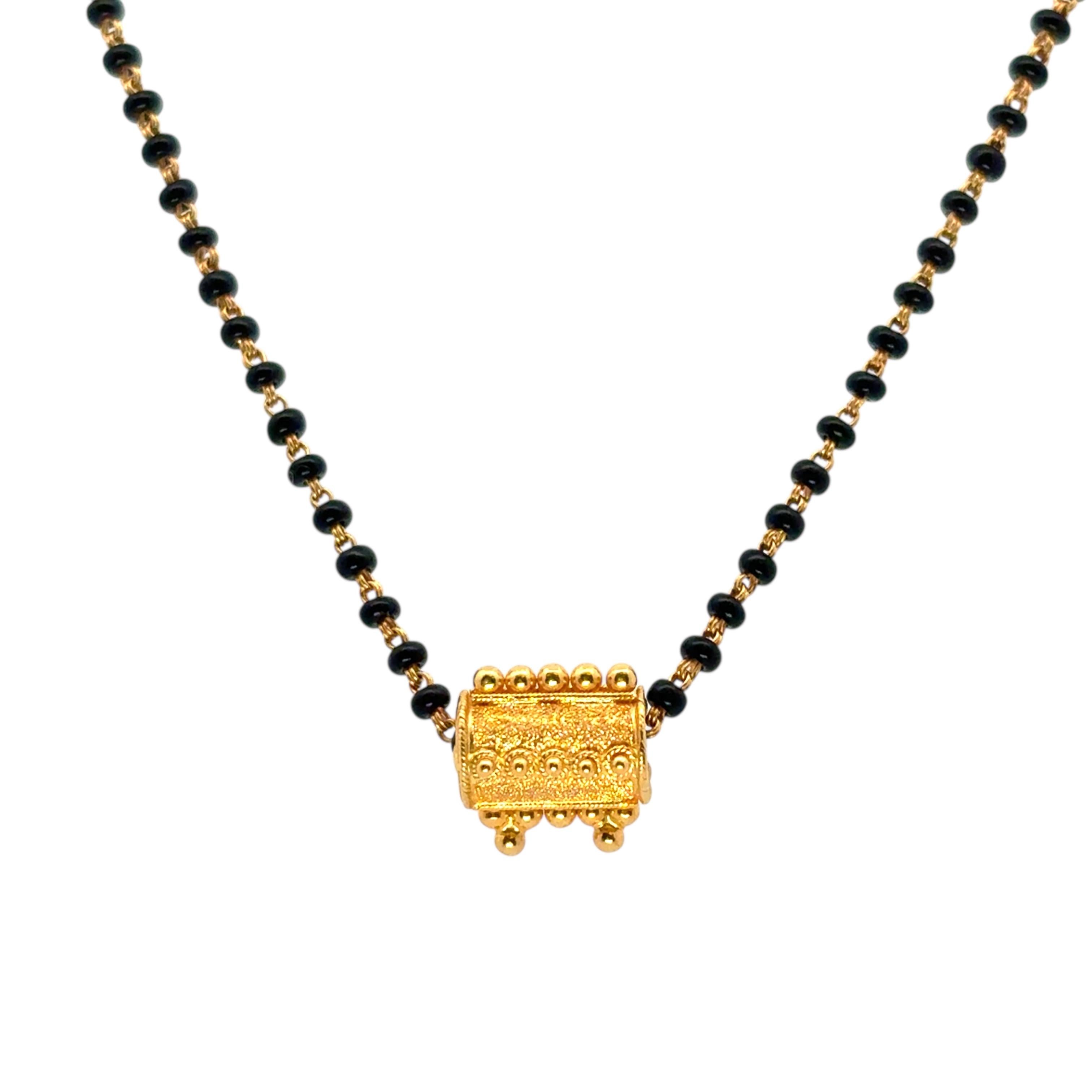 Indische 22 Karat Gelbgold Halskette mit abnehmbarem goldenem Anhänger, schwarze Perle und abnehmbarem Anhänger (Moderne) im Angebot