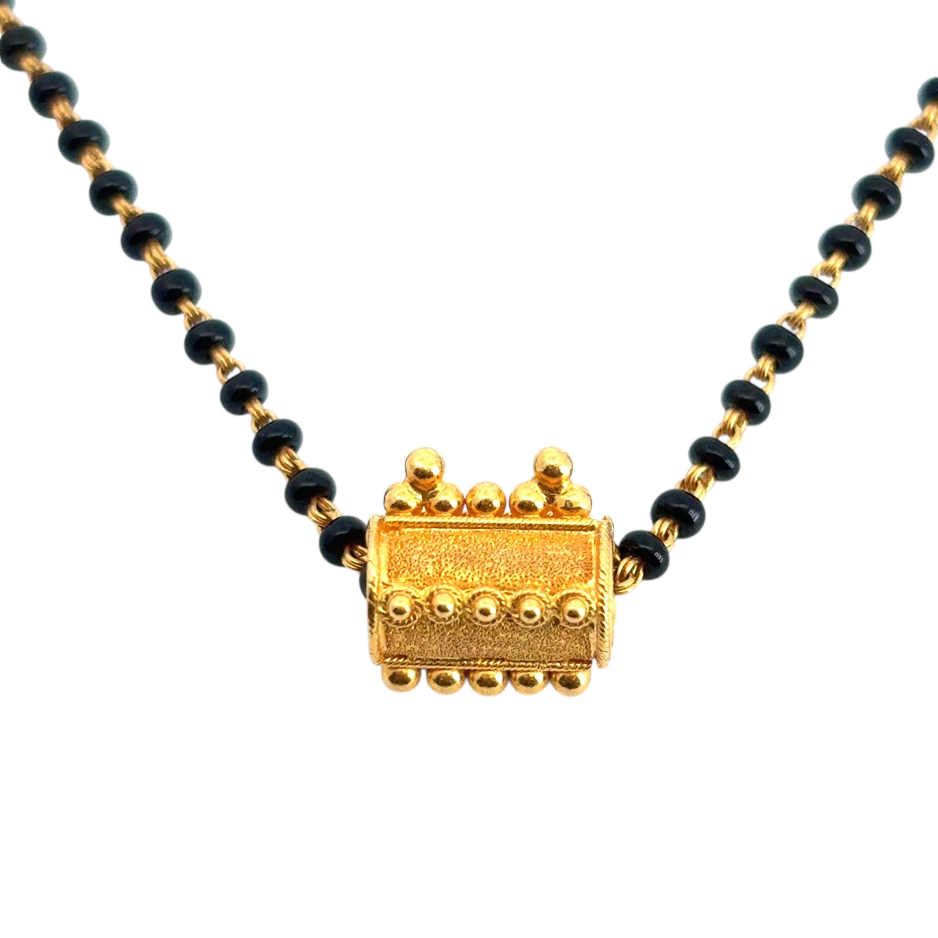 Indische 22 Karat Gelbgold Halskette mit abnehmbarem goldenem Anhänger, schwarze Perle und abnehmbarem Anhänger Damen im Angebot