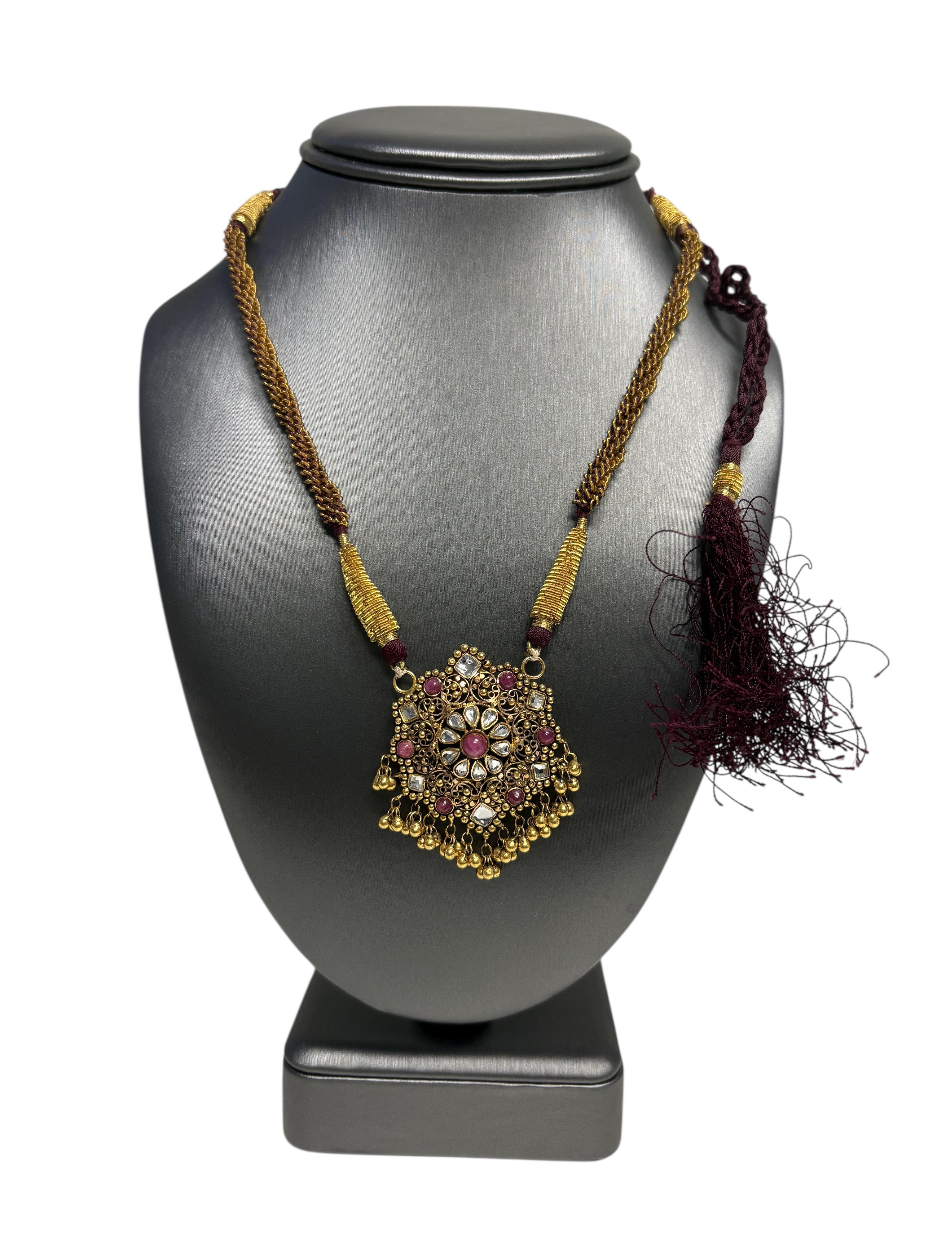 Moderno Ciondolo indiano d'epoca in oro giallo 22k con pietra su una collana di nappe viola in vendita