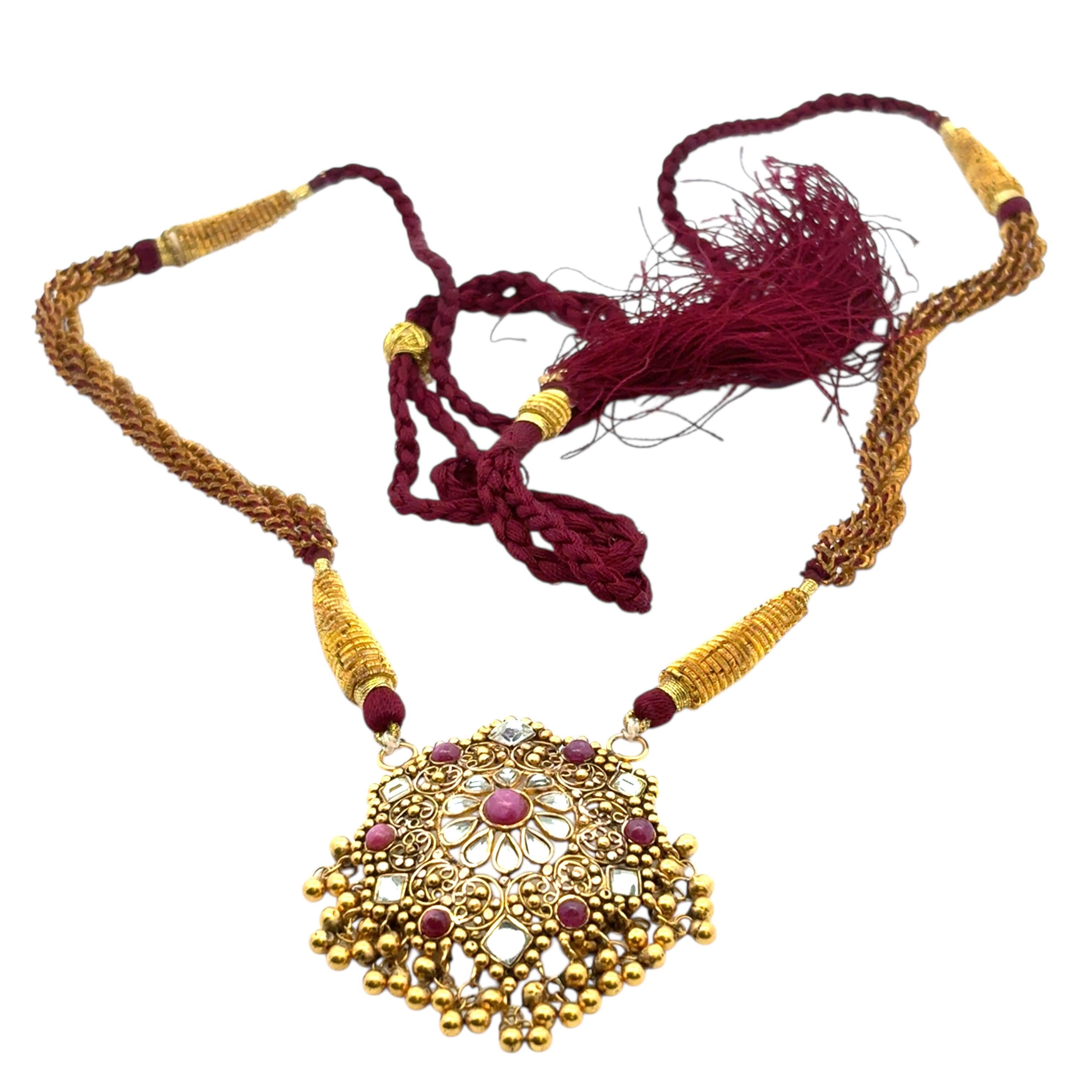 Ciondolo indiano d'epoca in oro giallo 22k con pietra su una collana di nappe viola In condizioni ottime in vendita a Boca Raton, FL