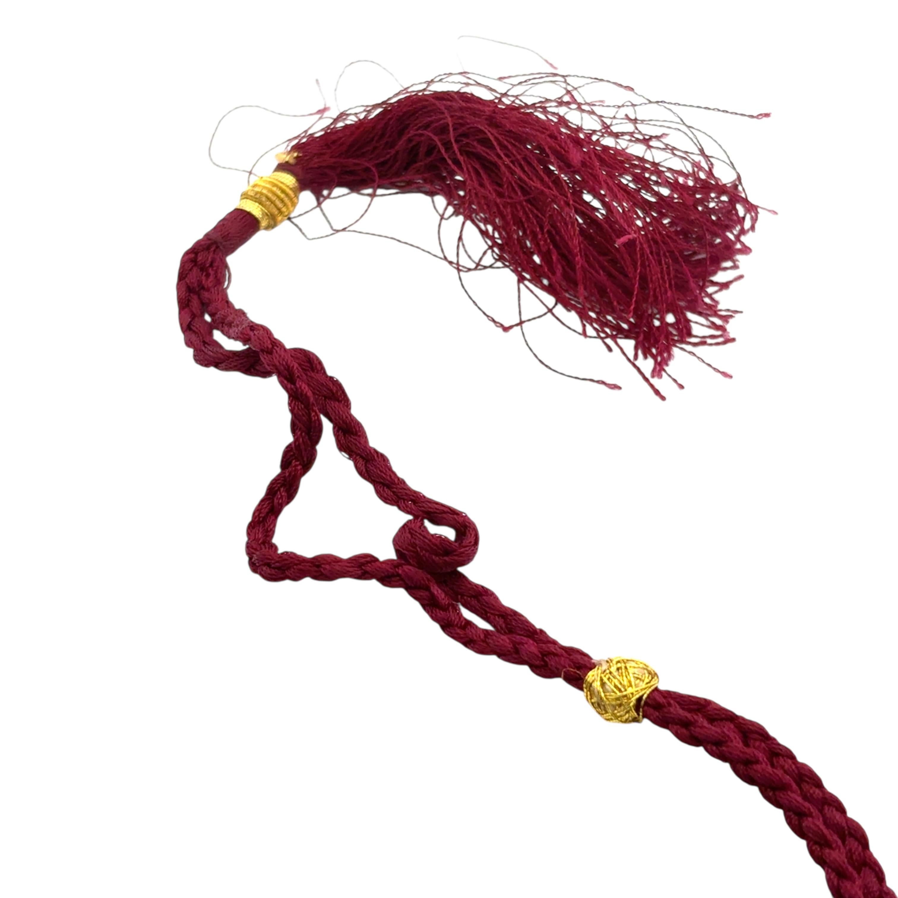 Donna Ciondolo indiano d'epoca in oro giallo 22k con pietra su una collana di nappe viola in vendita