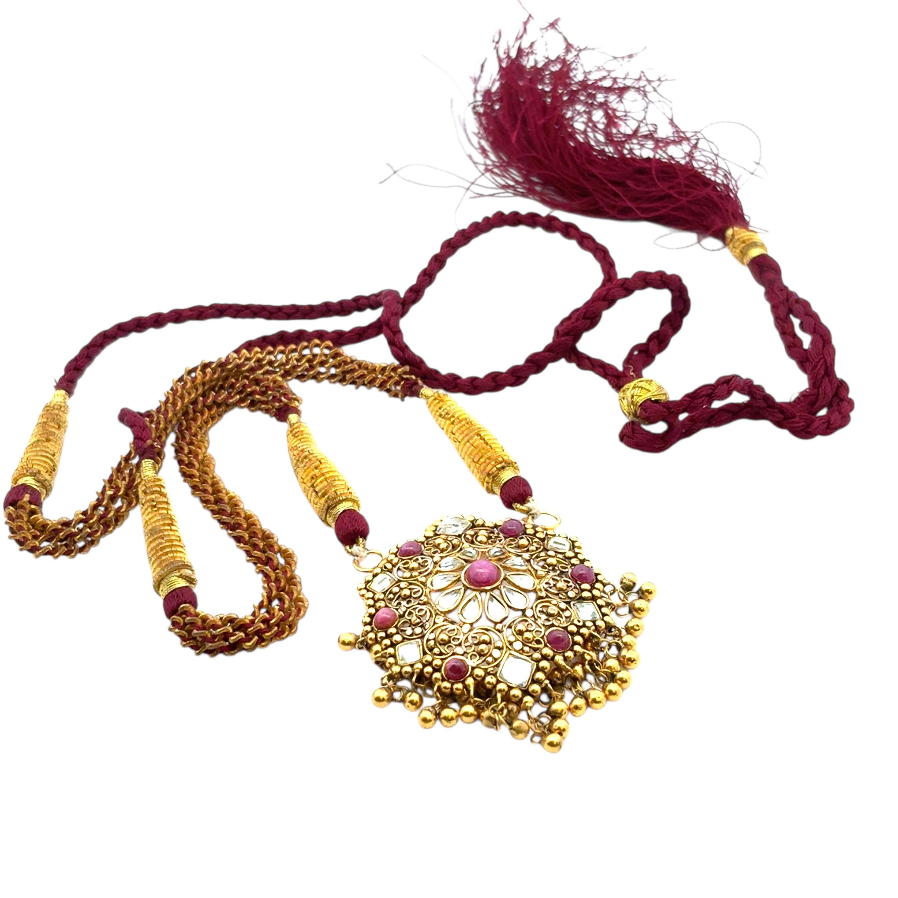 Ciondolo indiano d'epoca in oro giallo 22k con pietra su una collana di nappe viola in vendita 1