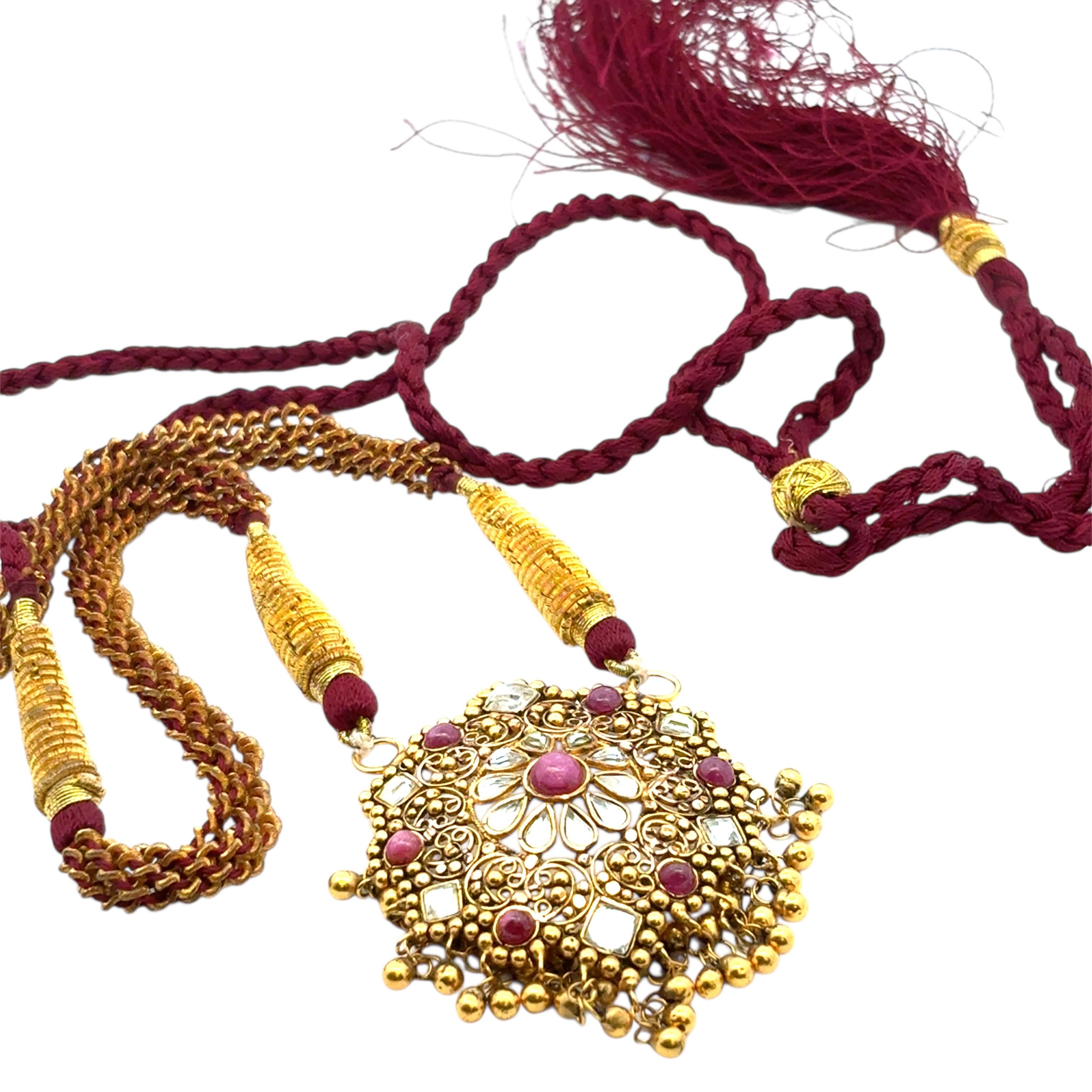 Ciondolo indiano d'epoca in oro giallo 22k con pietra su una collana di nappe viola in vendita 2