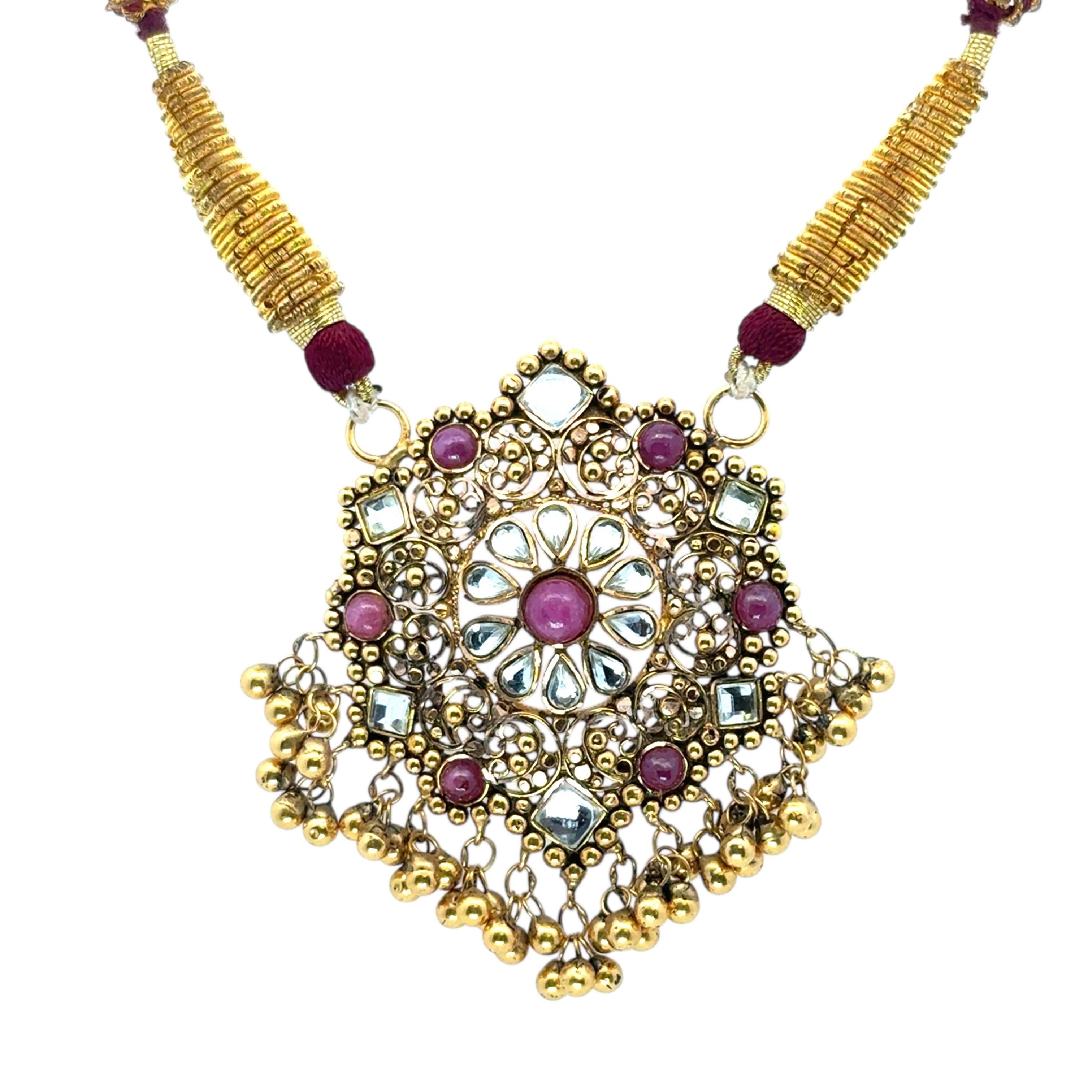 Ciondolo indiano d'epoca in oro giallo 22k con pietra su una collana di nappe viola in vendita 3