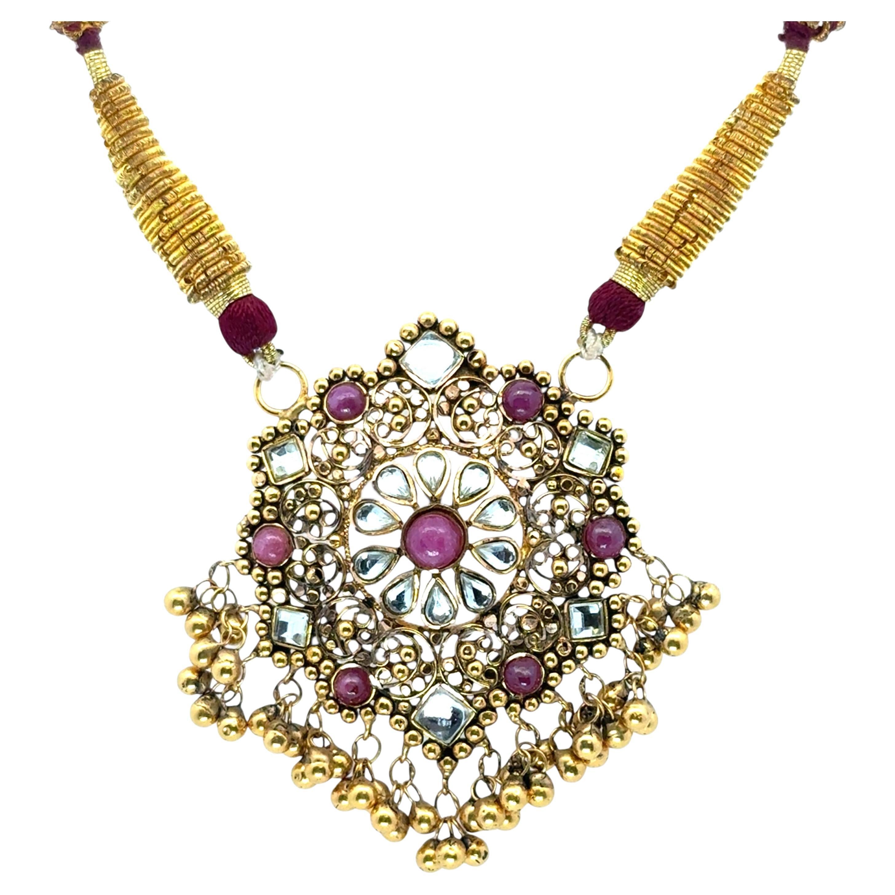 Ciondolo indiano d'epoca in oro giallo 22k con pietra su una collana di nappe viola in vendita