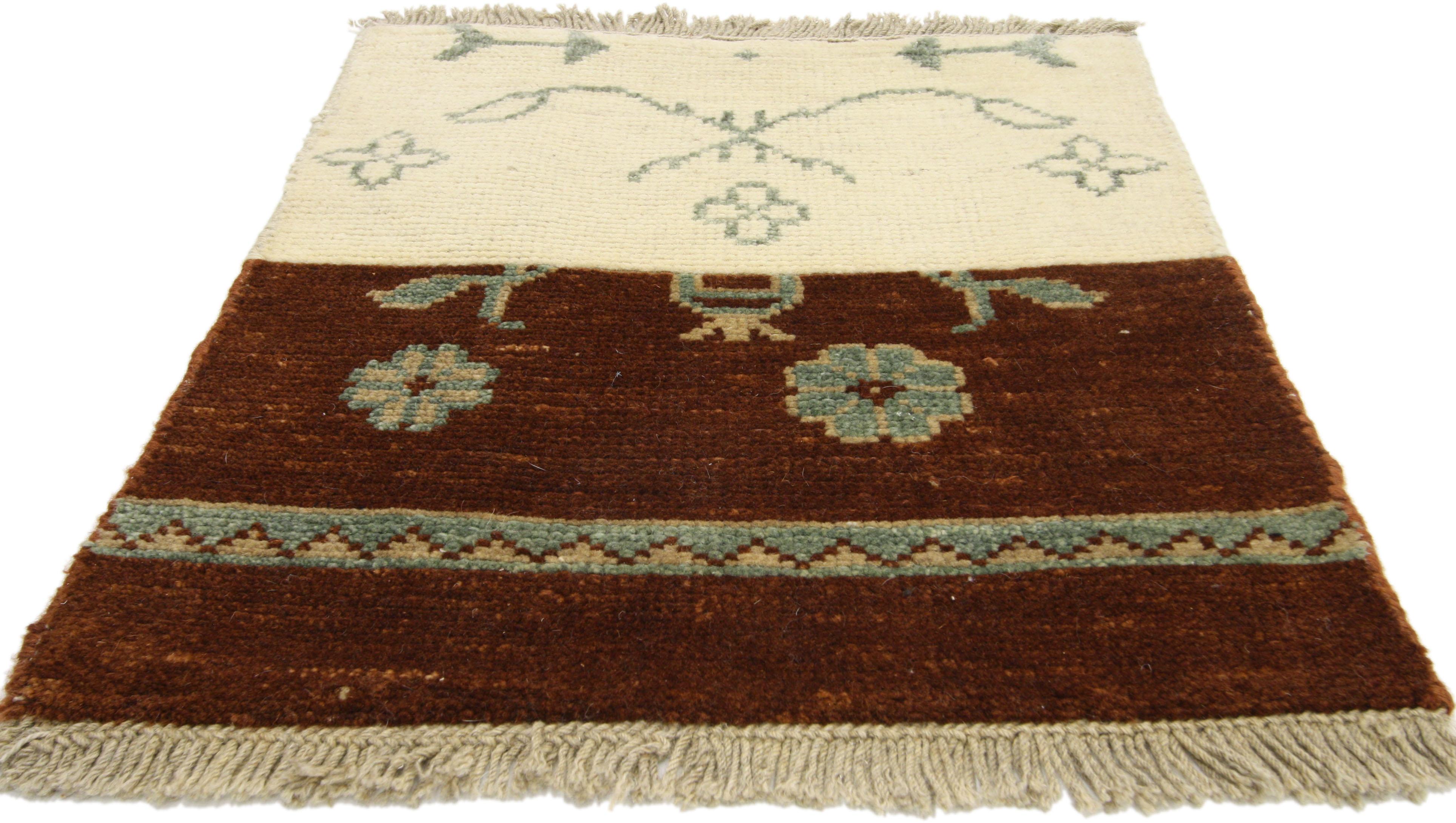 Rustic Vintage Indian Accent Rug with Transitional Farmhouse Style, Accent Entry Rug